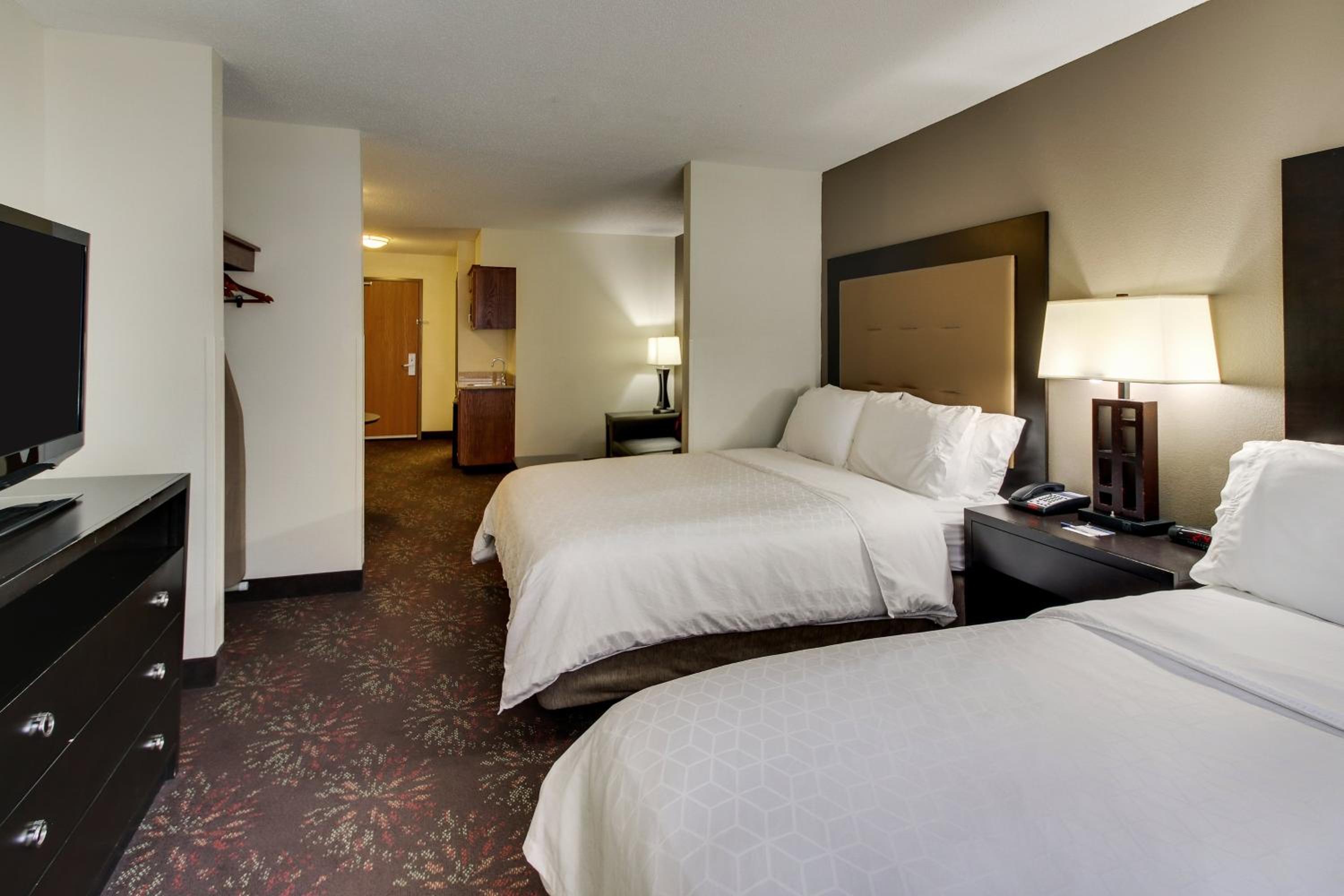 Queen Suite with Two Queen Beds and Sofa Bed - Photo 2