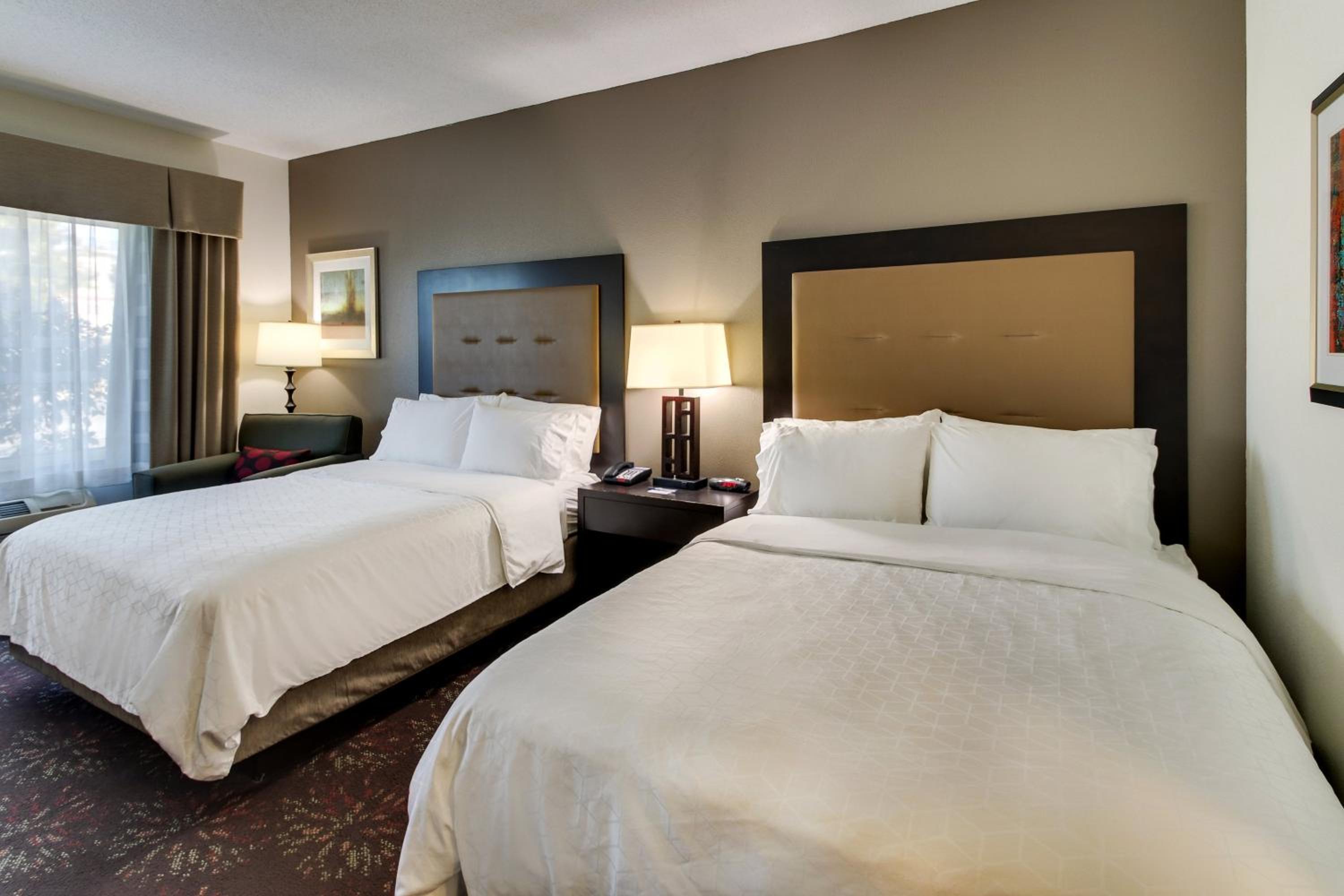 Standard Room with Two Queen Beds - Photo 5