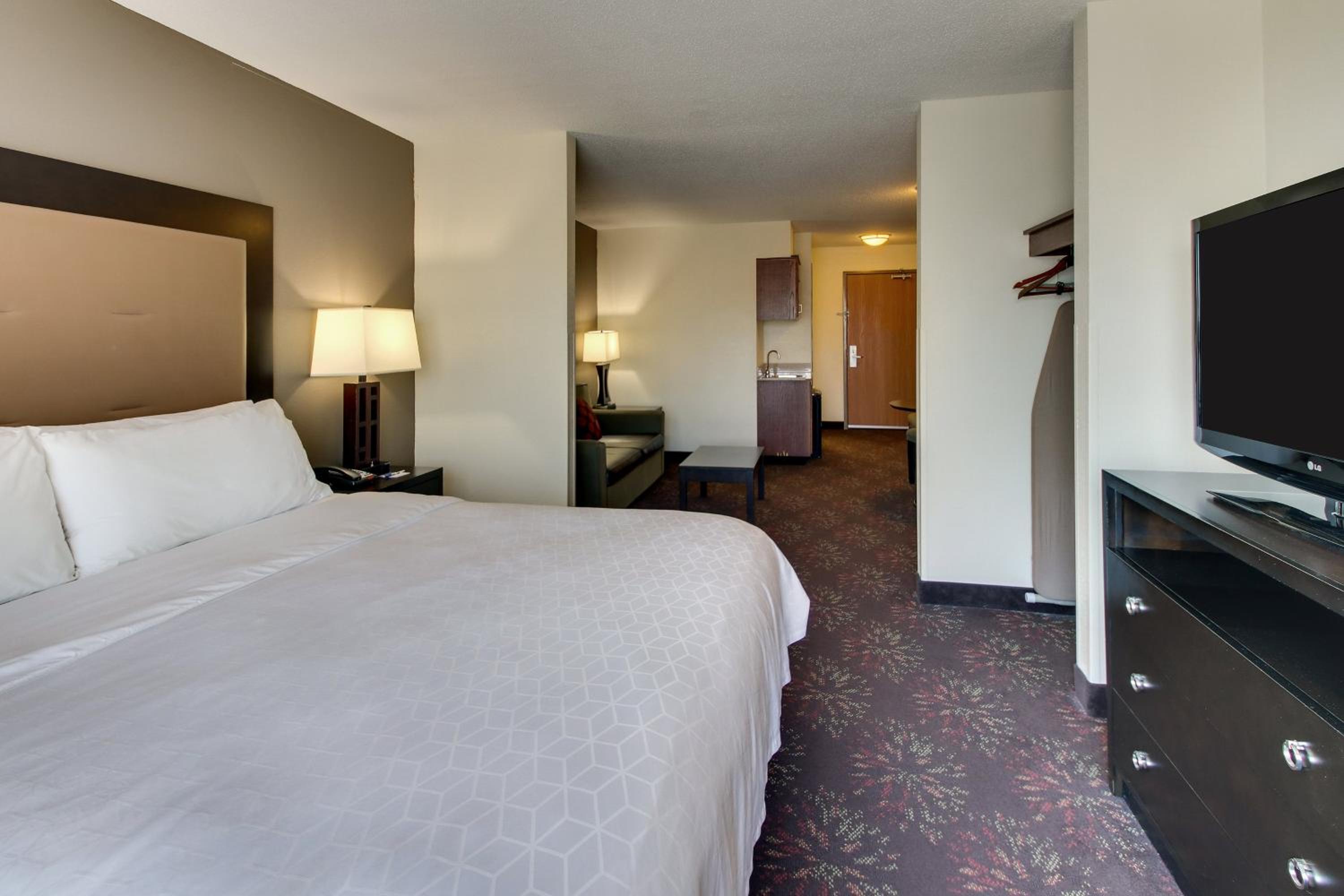 King Suite with Sofa Bed - Photo 4