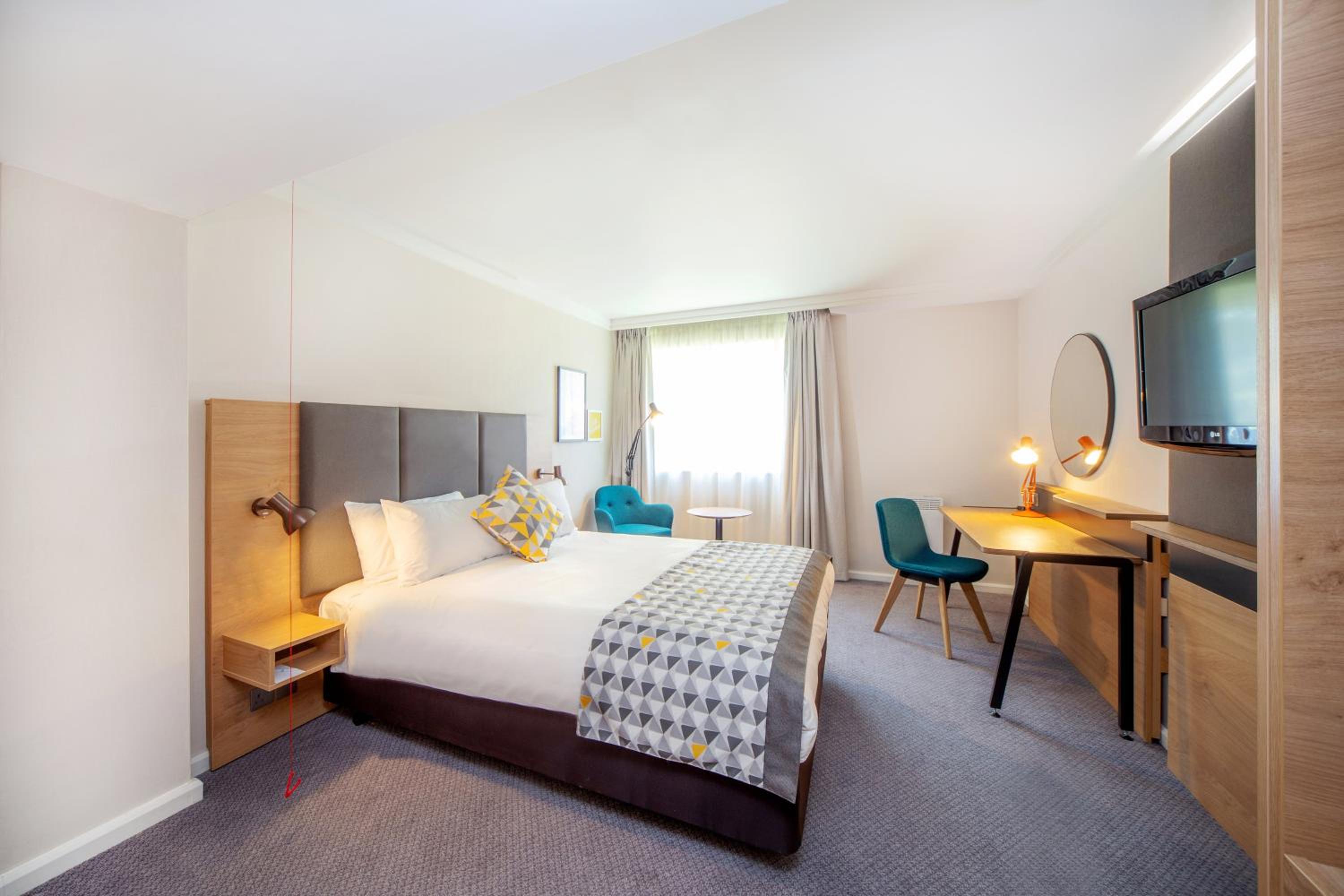 Standard Queen Room with Accessible Walk-In Shower - Photo 4