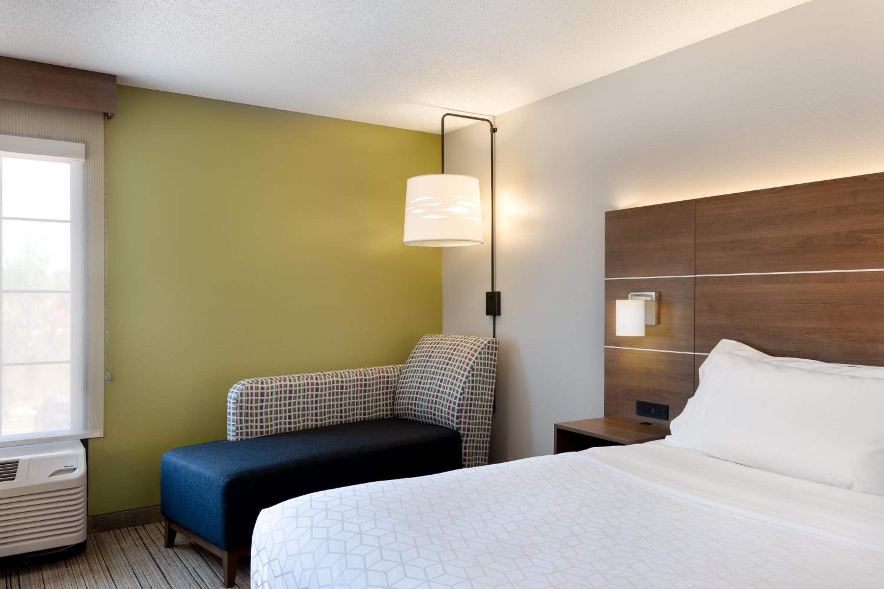 Standard King Room - Photo 7