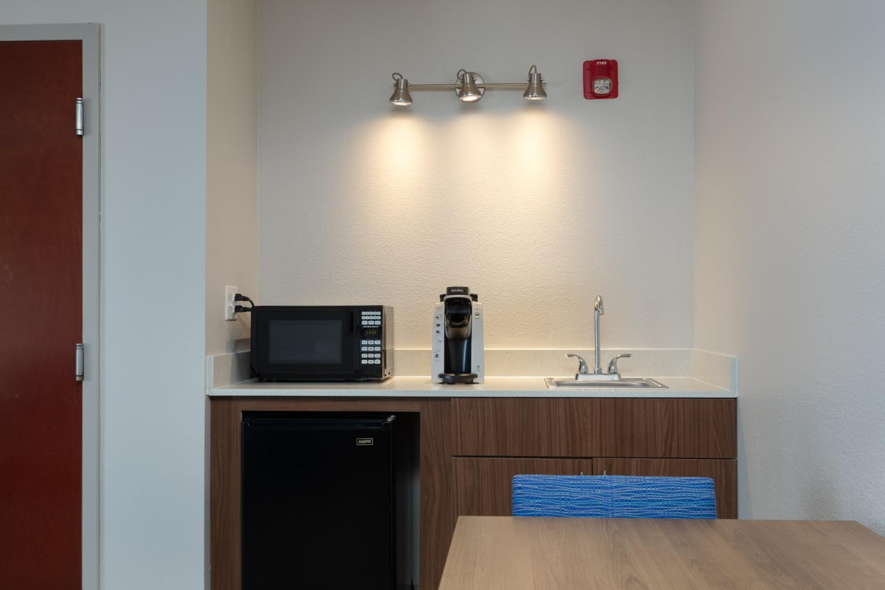 Queen Room - Disability Access/Hearing Accessible - Photo 4