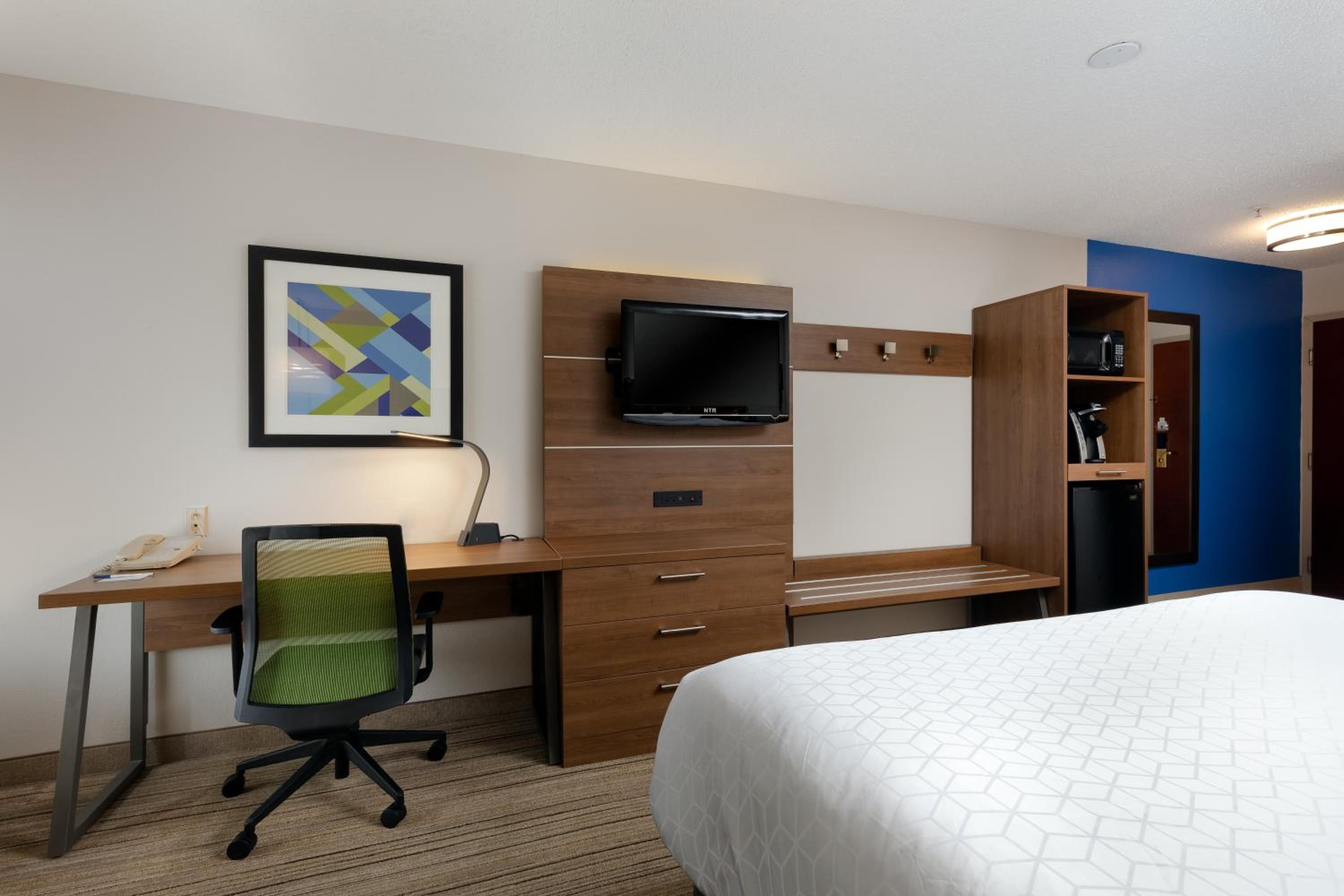 Standard Queen Room with Two Queen Beds - Photo 10