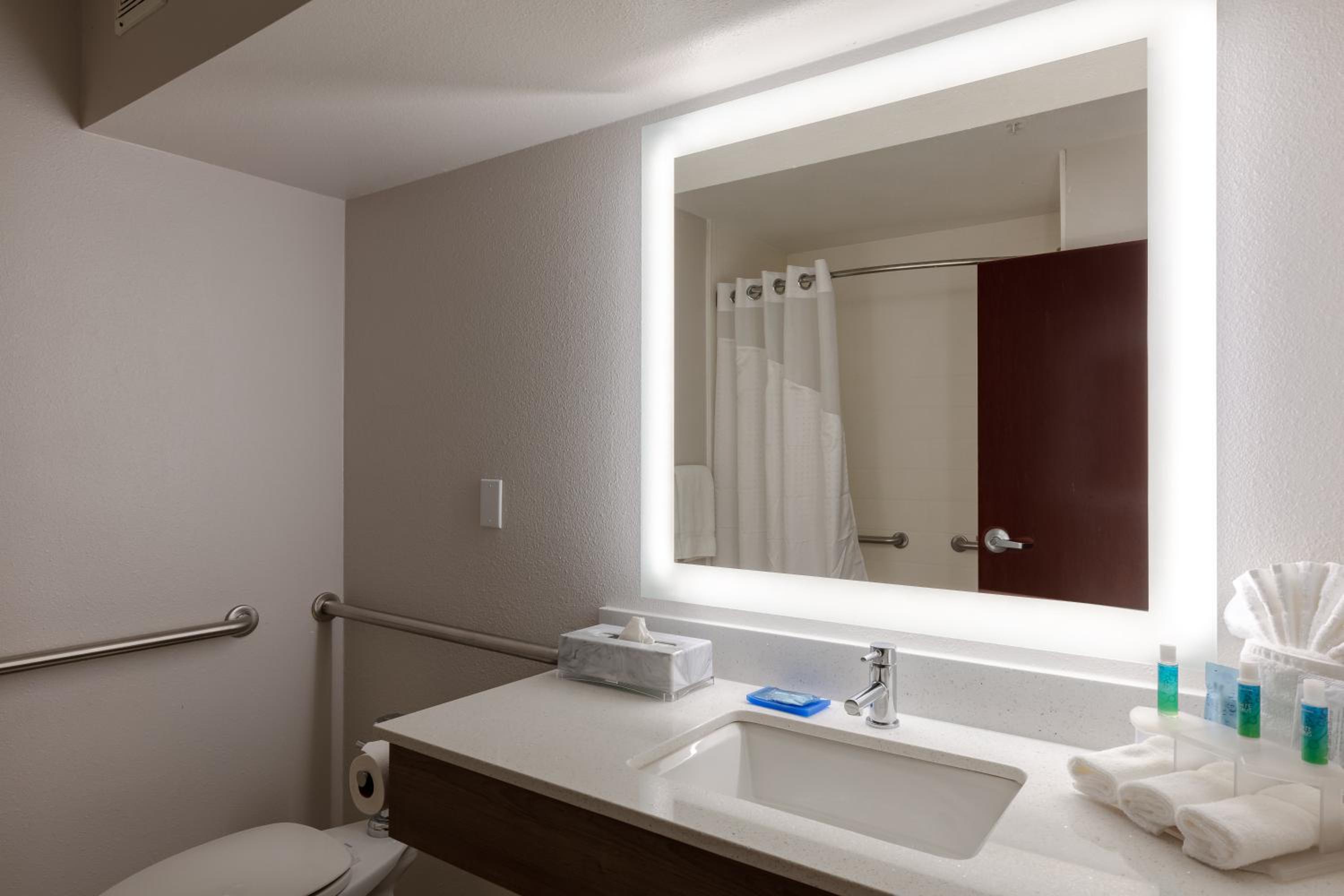 Queen Room - Disability Access/Hearing Accessible - Photo 3