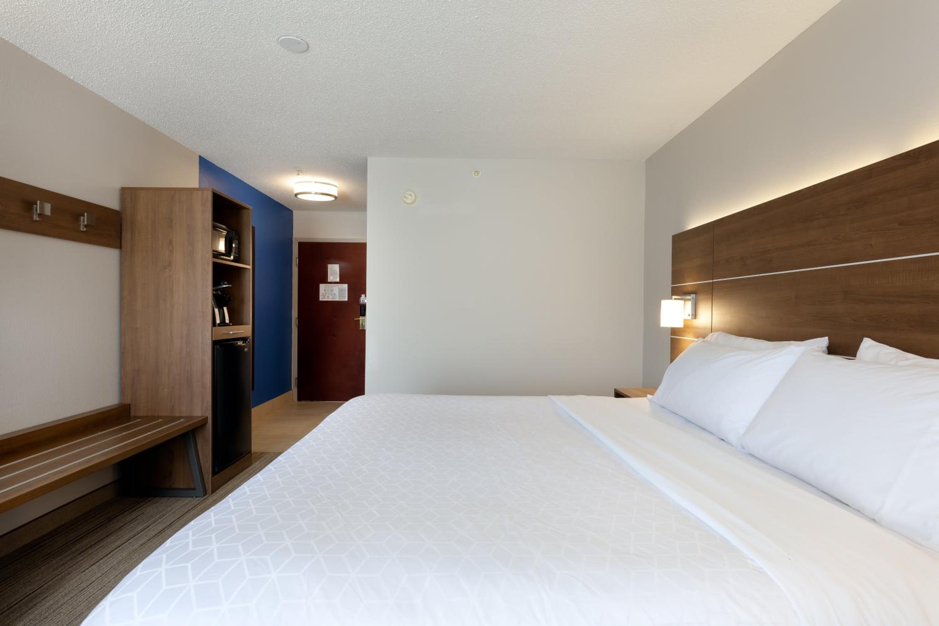 Standard King Room - Photo 8
