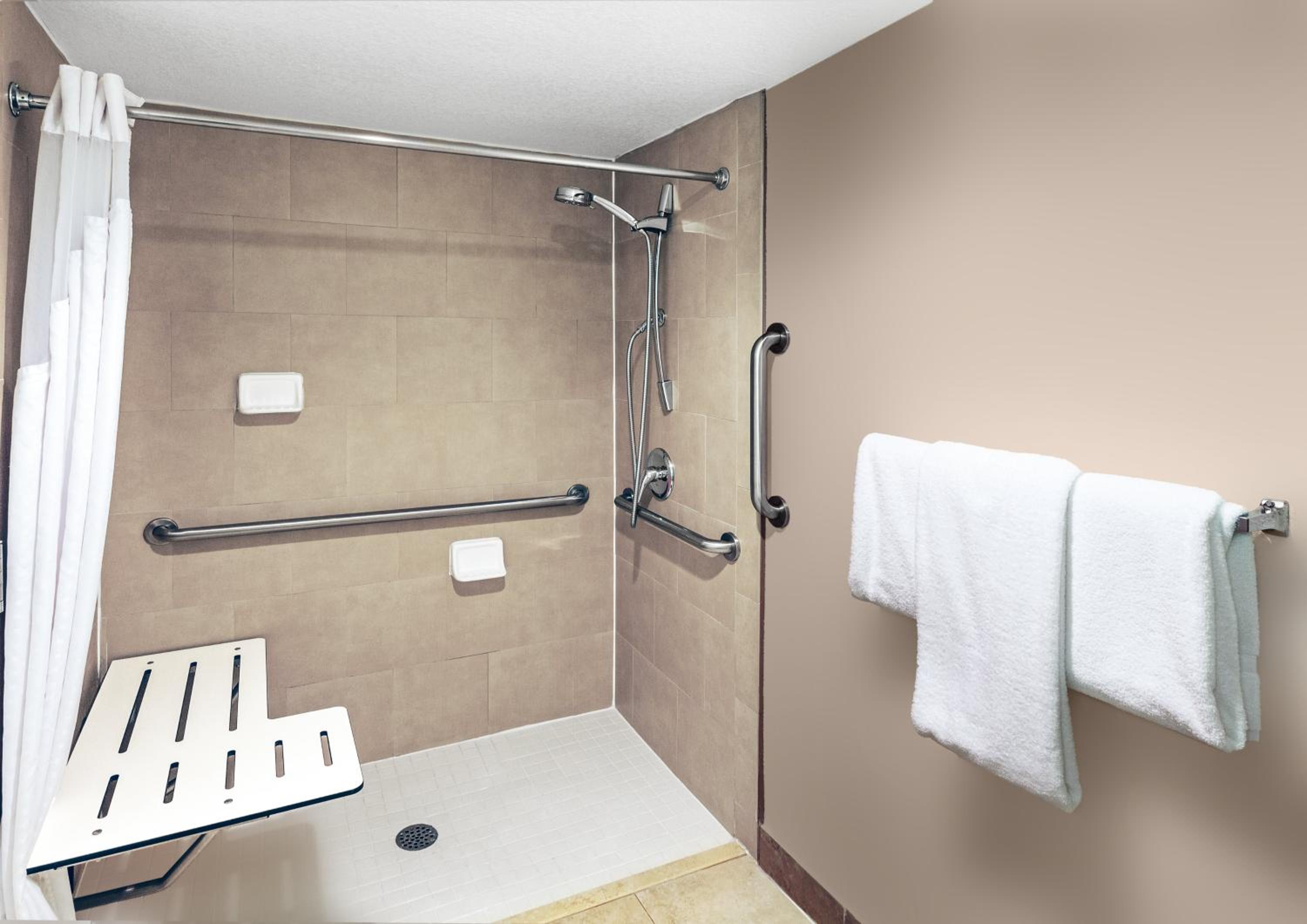 Standard Queen Room with Two Queen Beds and Roll-In Shower - Mobility Access - Photo 3