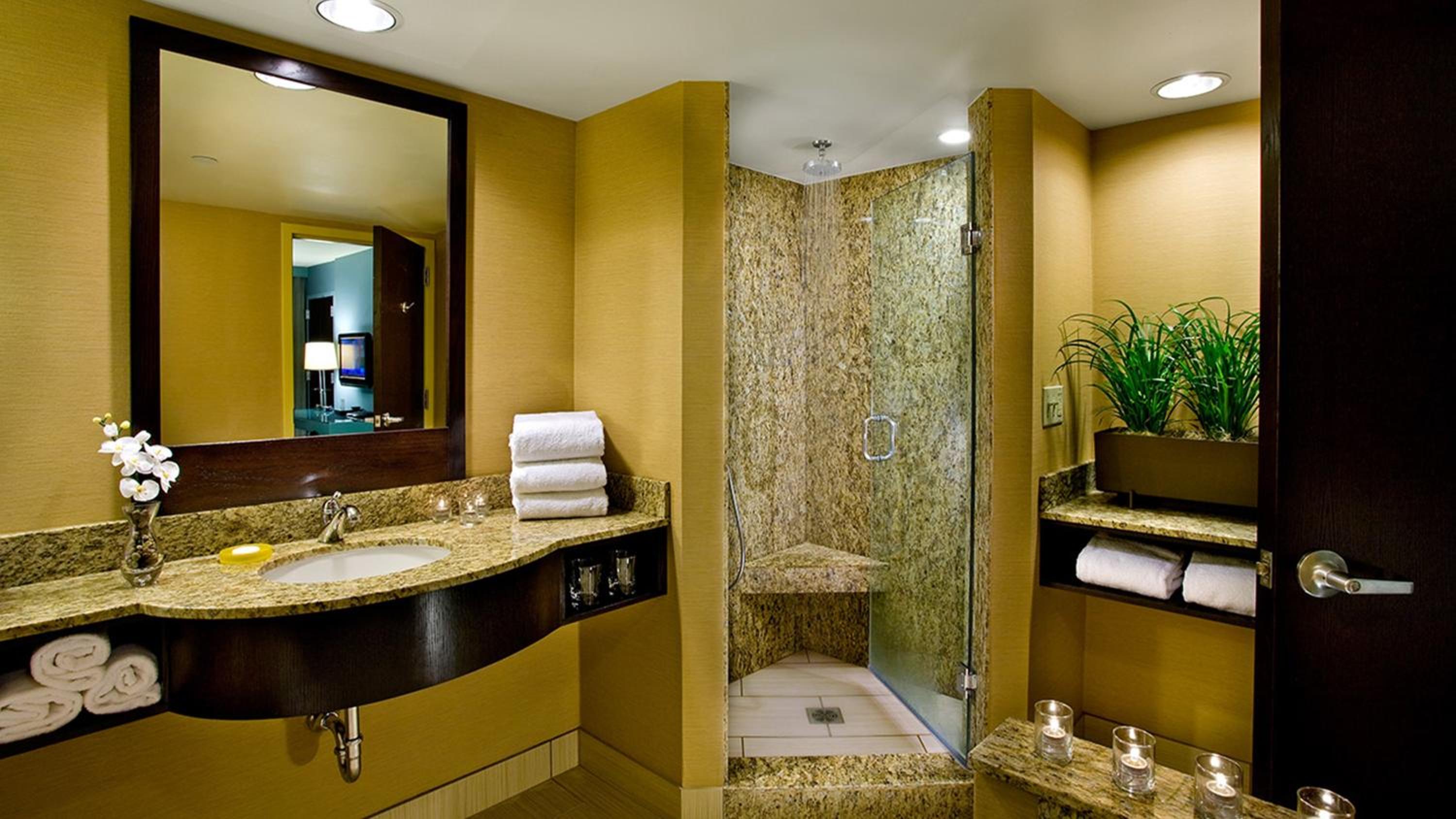 One-Bedroom King Suite with Communications Accessible Roll-In Shower photo 3
