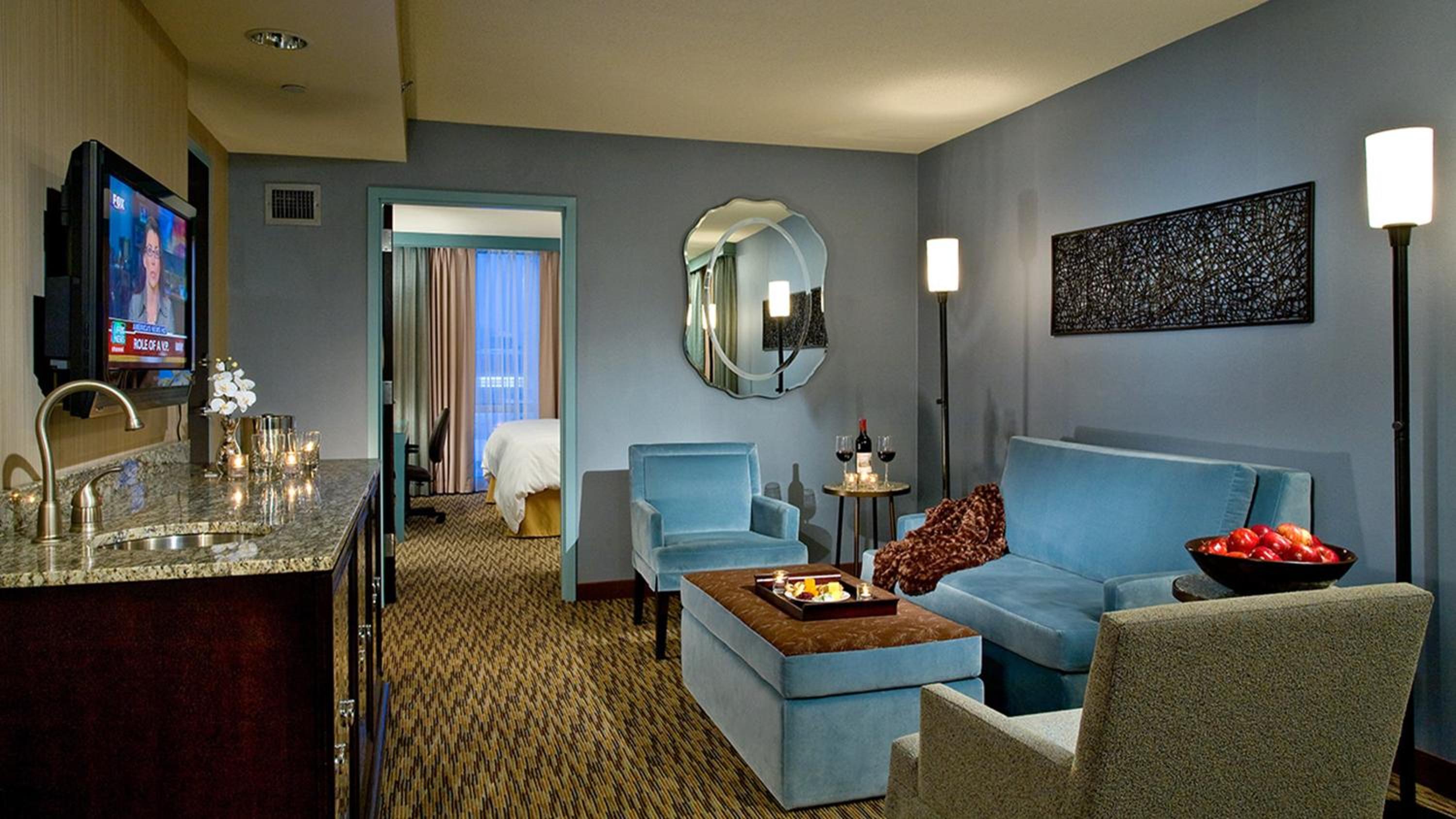 One-Bedroom King Suite with Communications Accessible Roll-In Shower photo 2