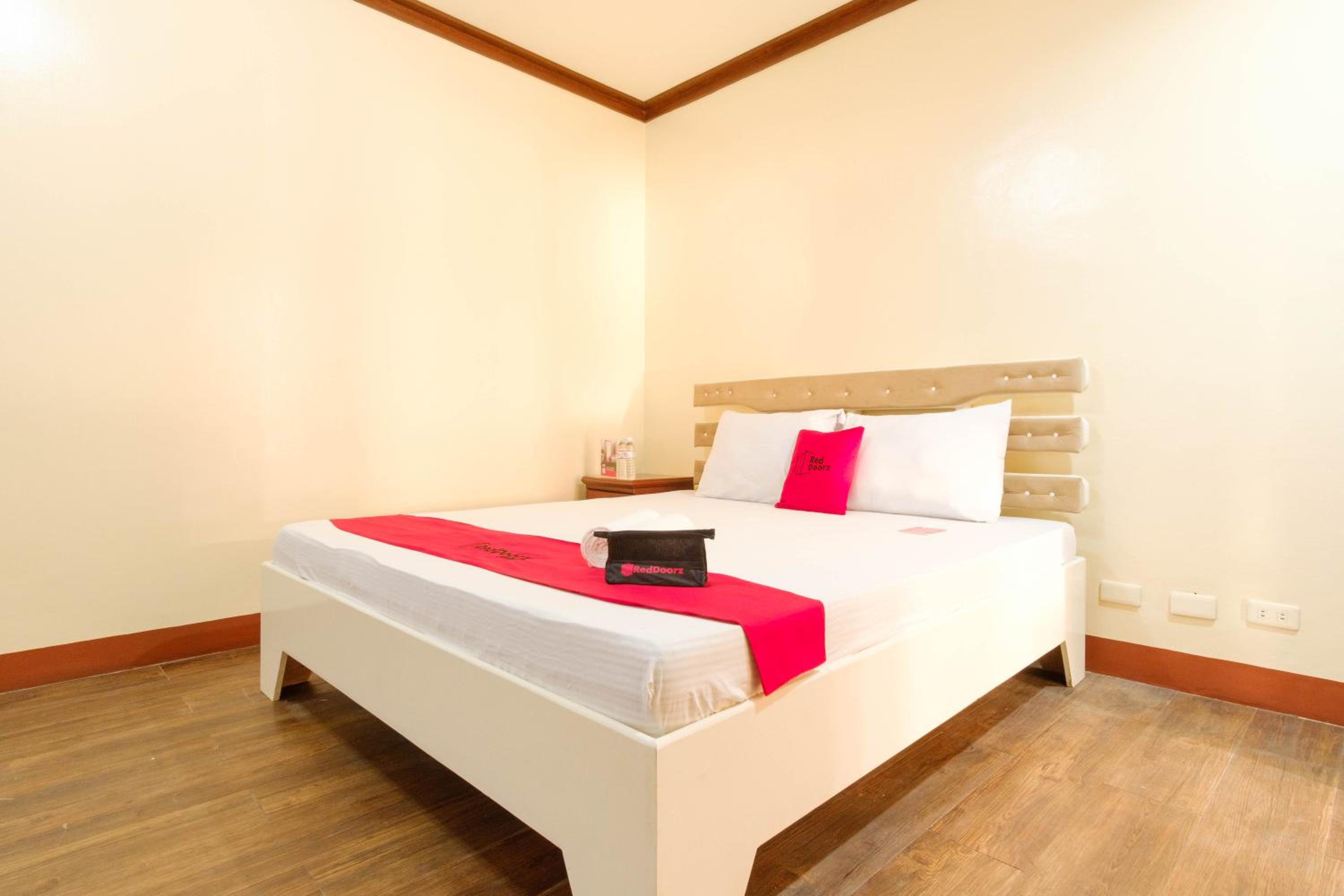 Deluxe King Room - Photo 3