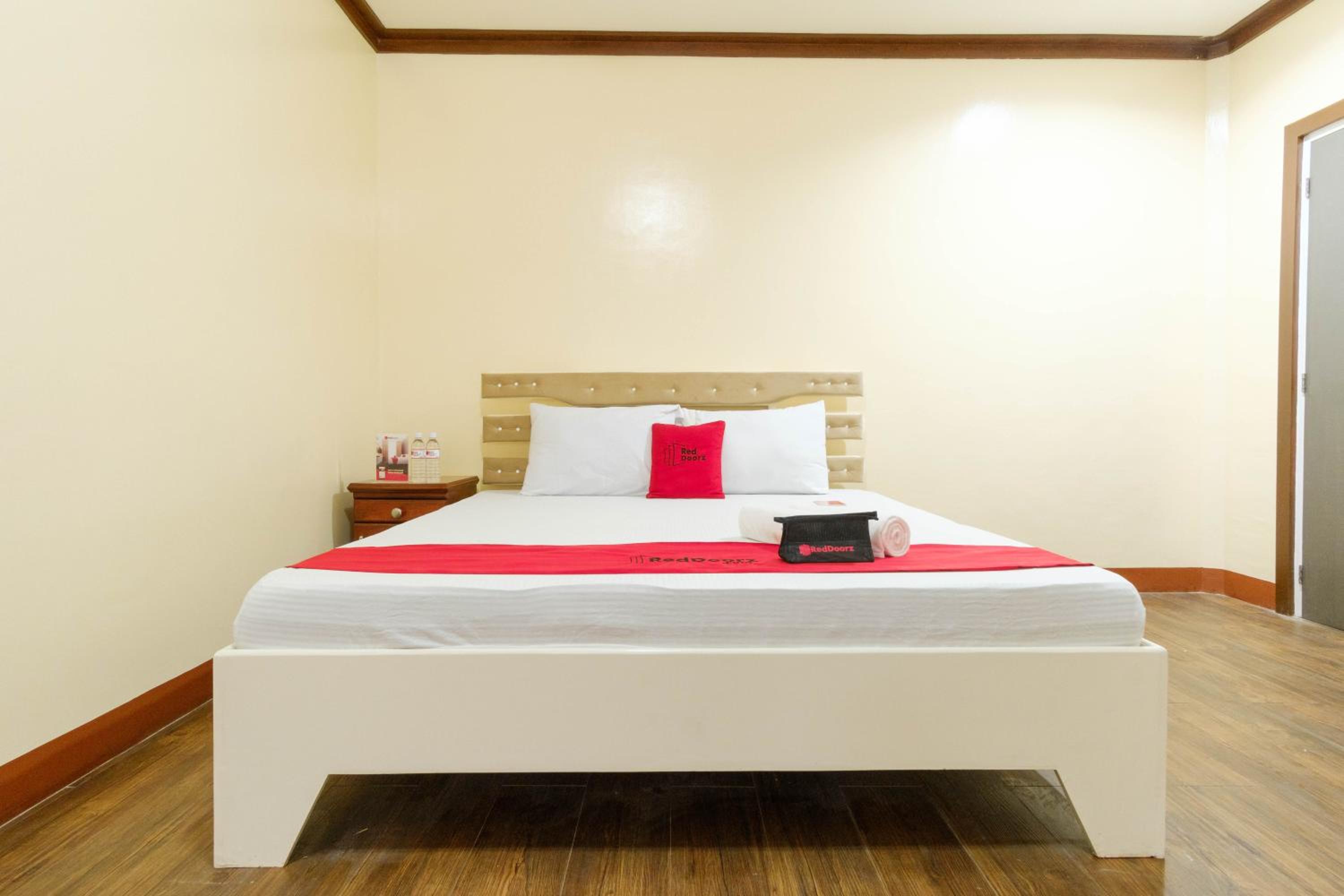 Deluxe King Room - Photo 2