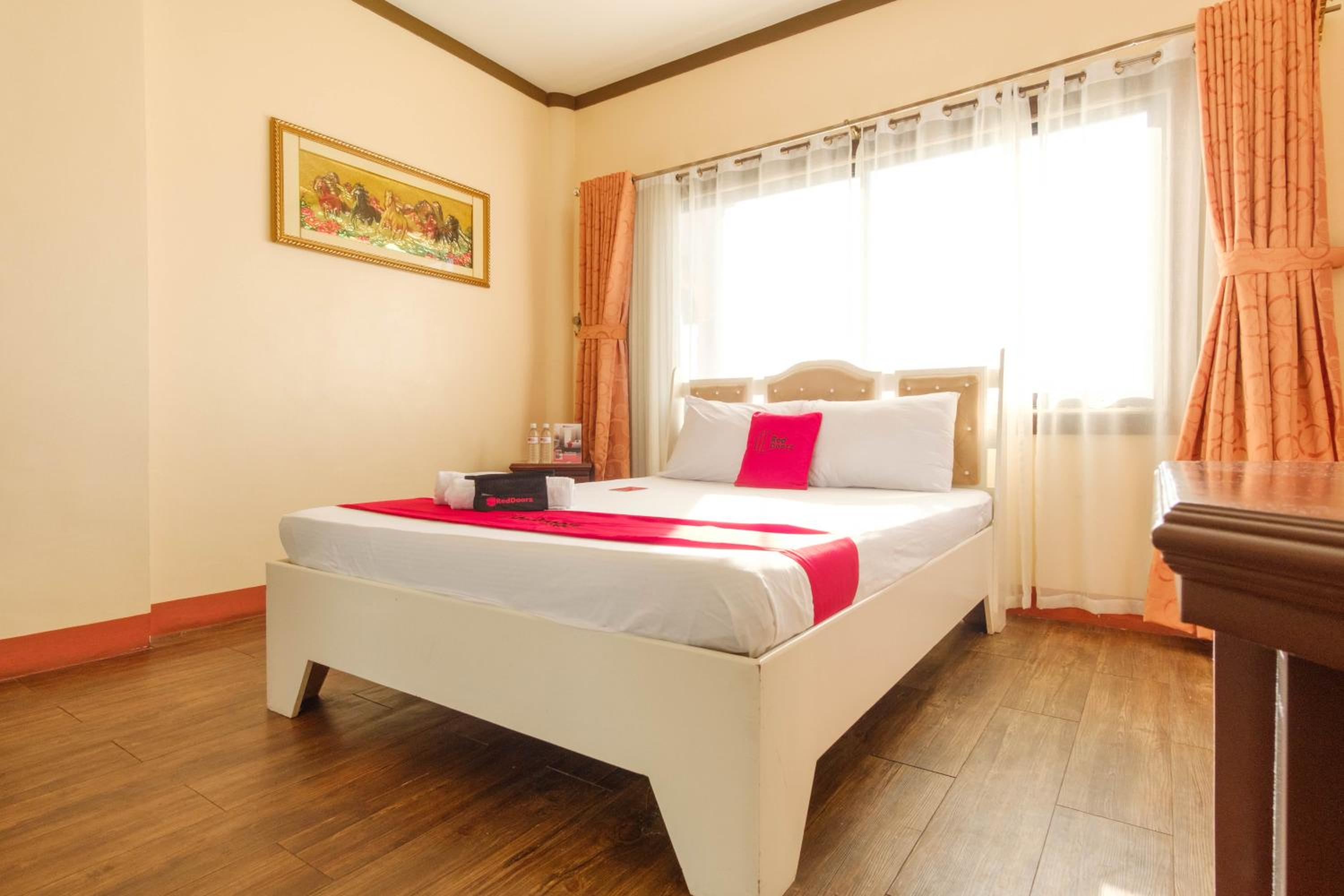 Standard King Room - Photo 10