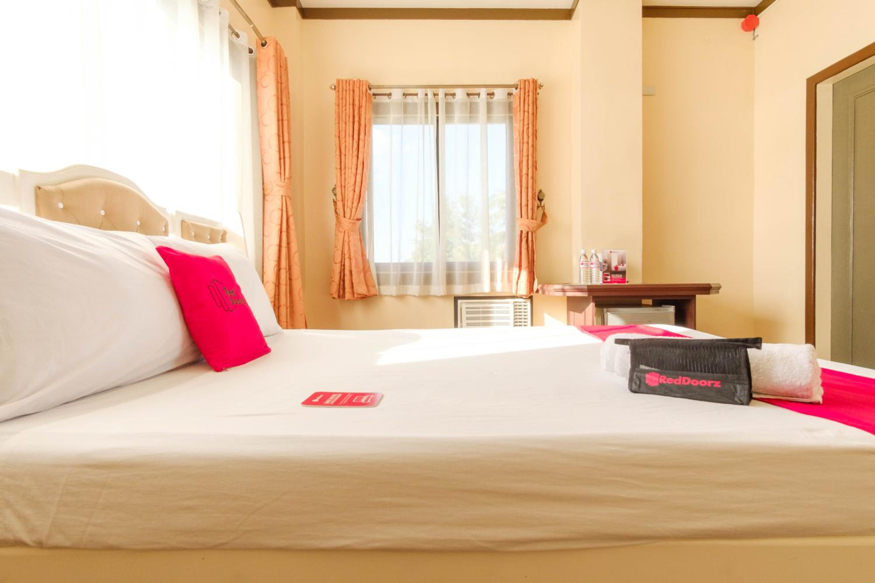 Standard King Room - Photo 9