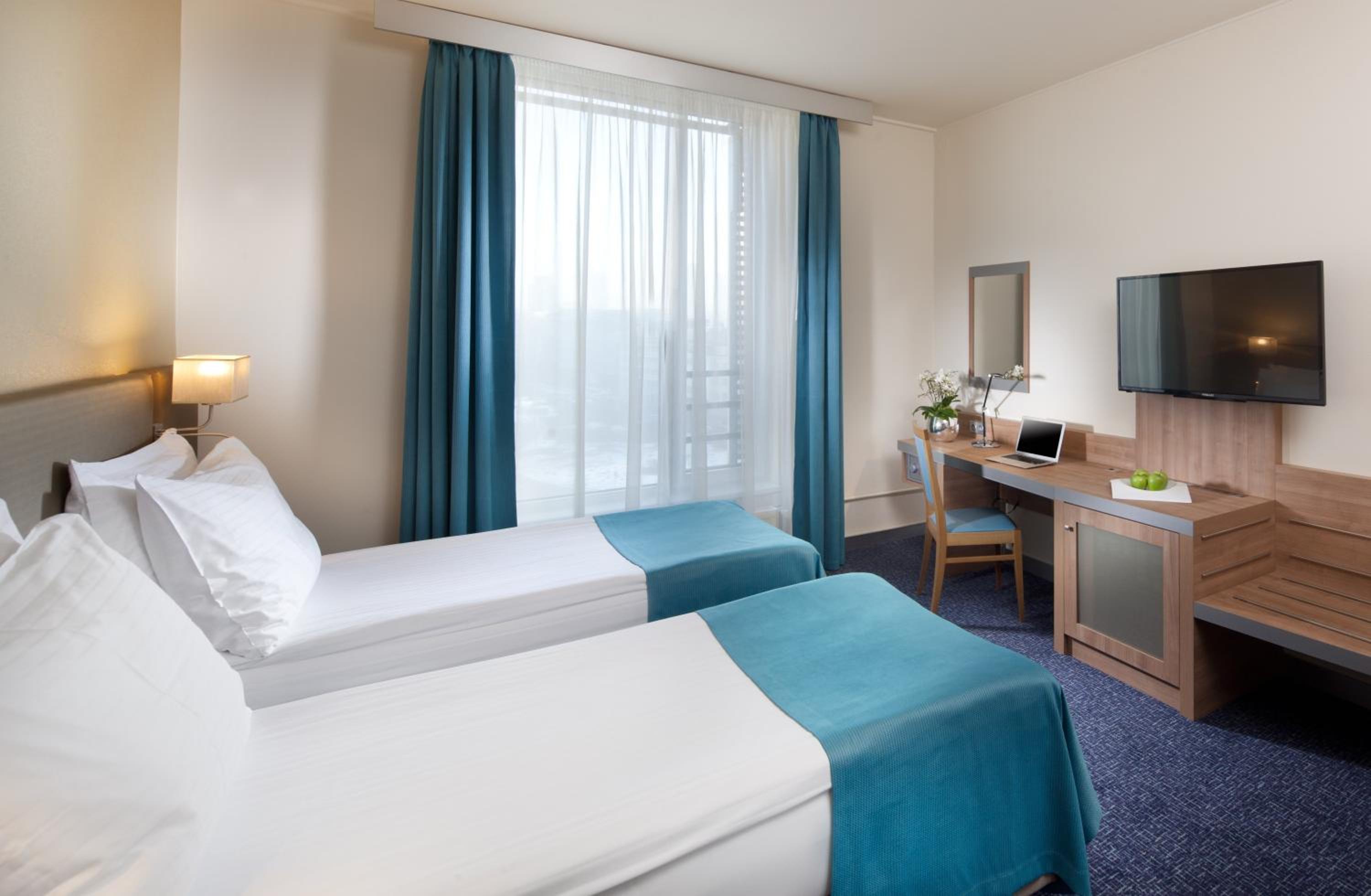 Standard Twin Room thumbnail 6