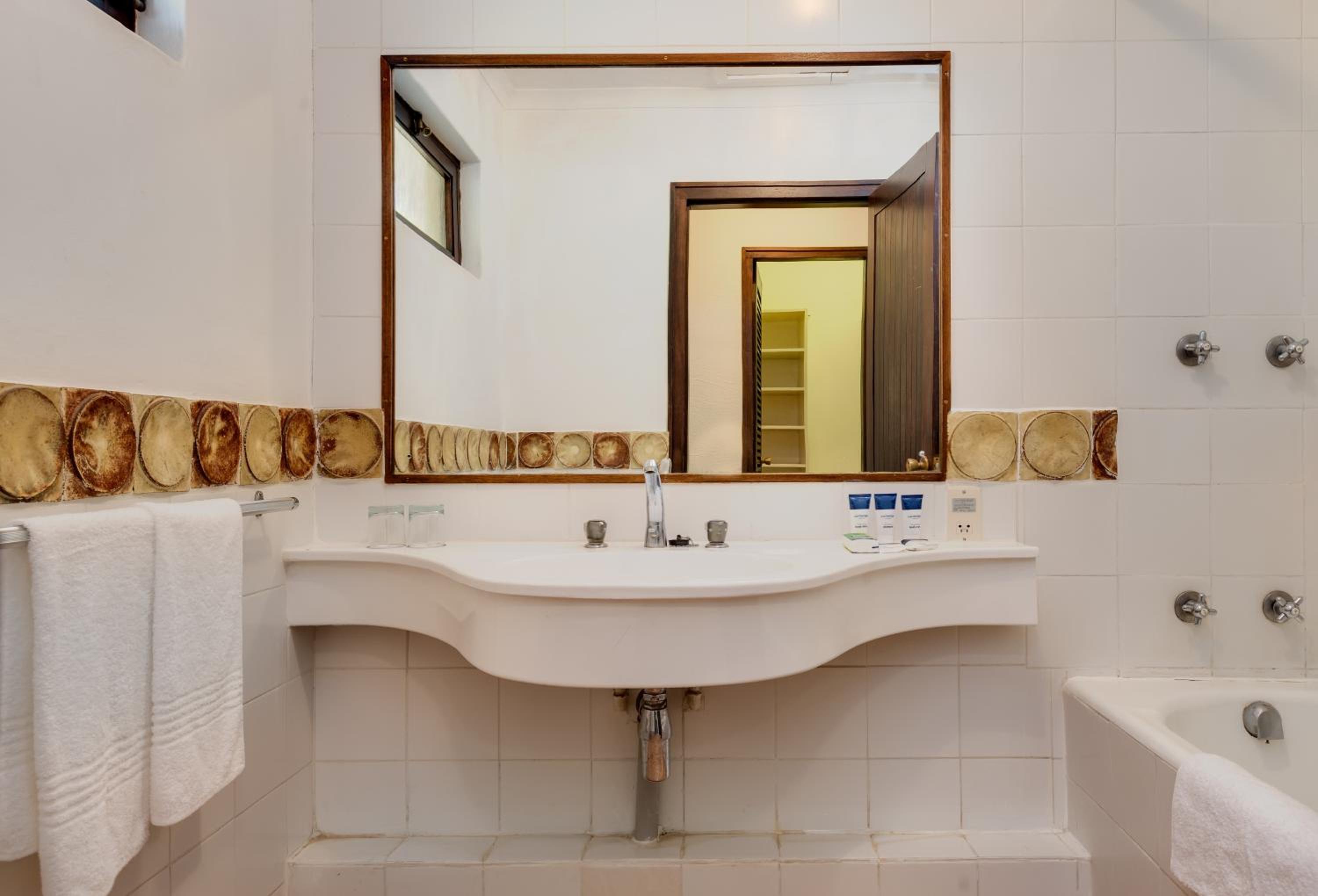Standard King or Twin Room with Garden View - Photo 3