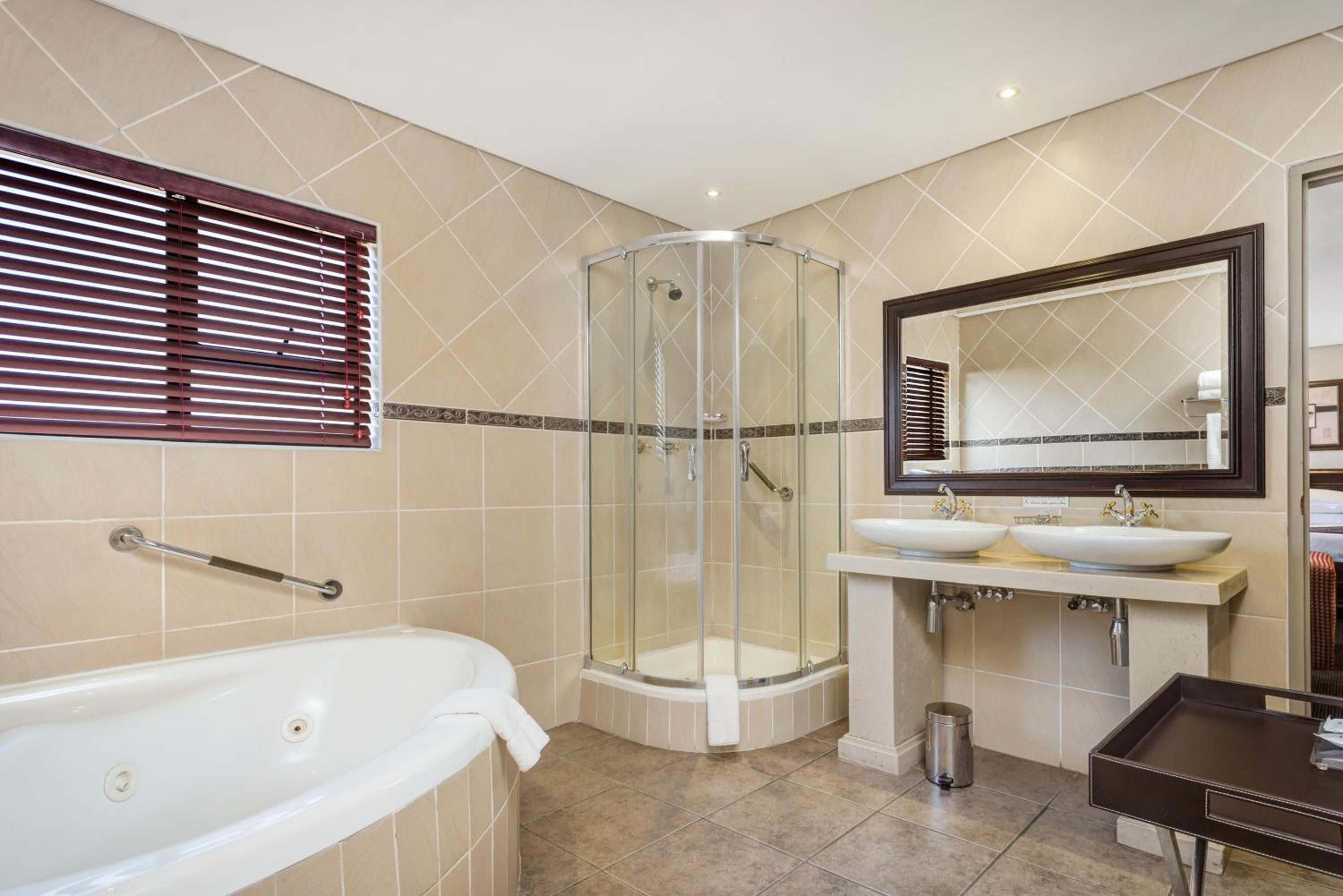 Executive Suite - Photo 7