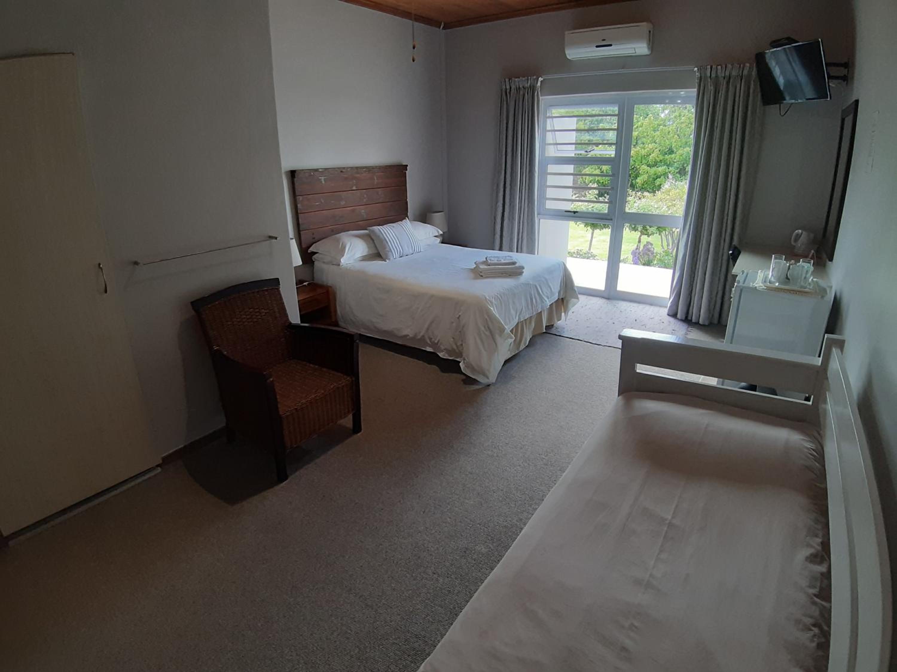 Deluxe Double Room (2 Adults + 1 Child) - Photo 4