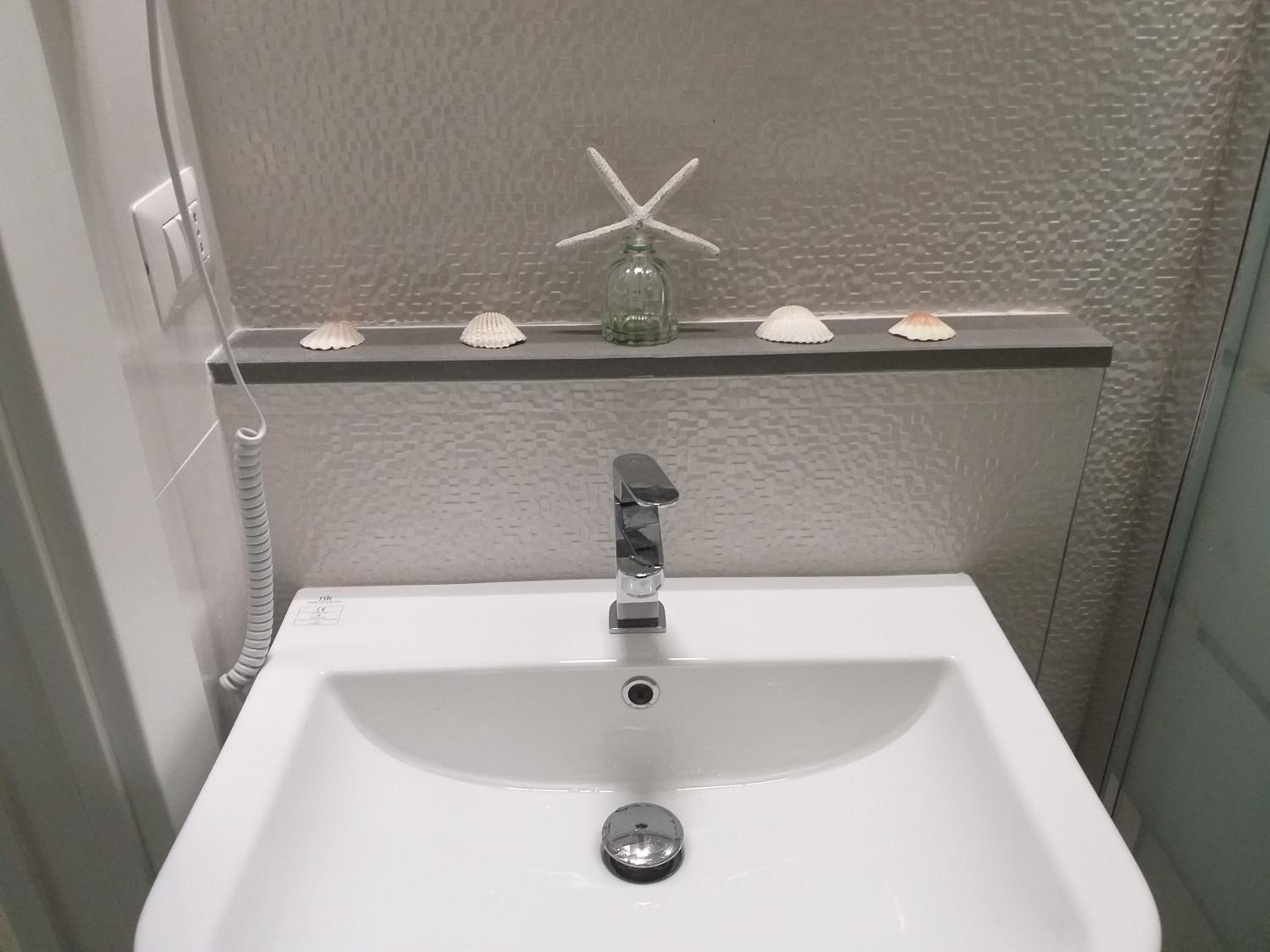 Deluxe Room (2 Adults + 1 Child) - Photo 47