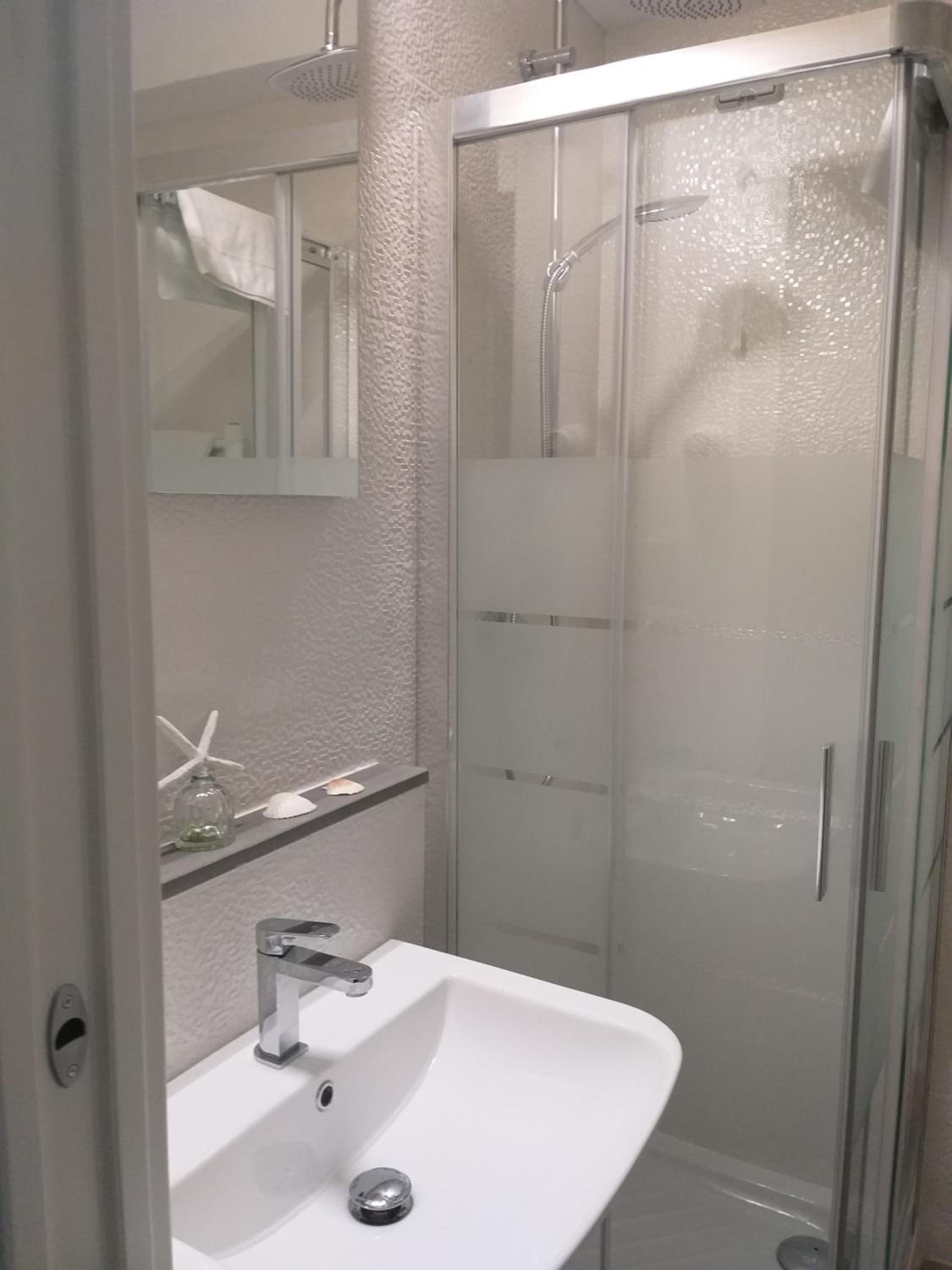 Deluxe Room (2 Adults + 1 Child) - Photo 8