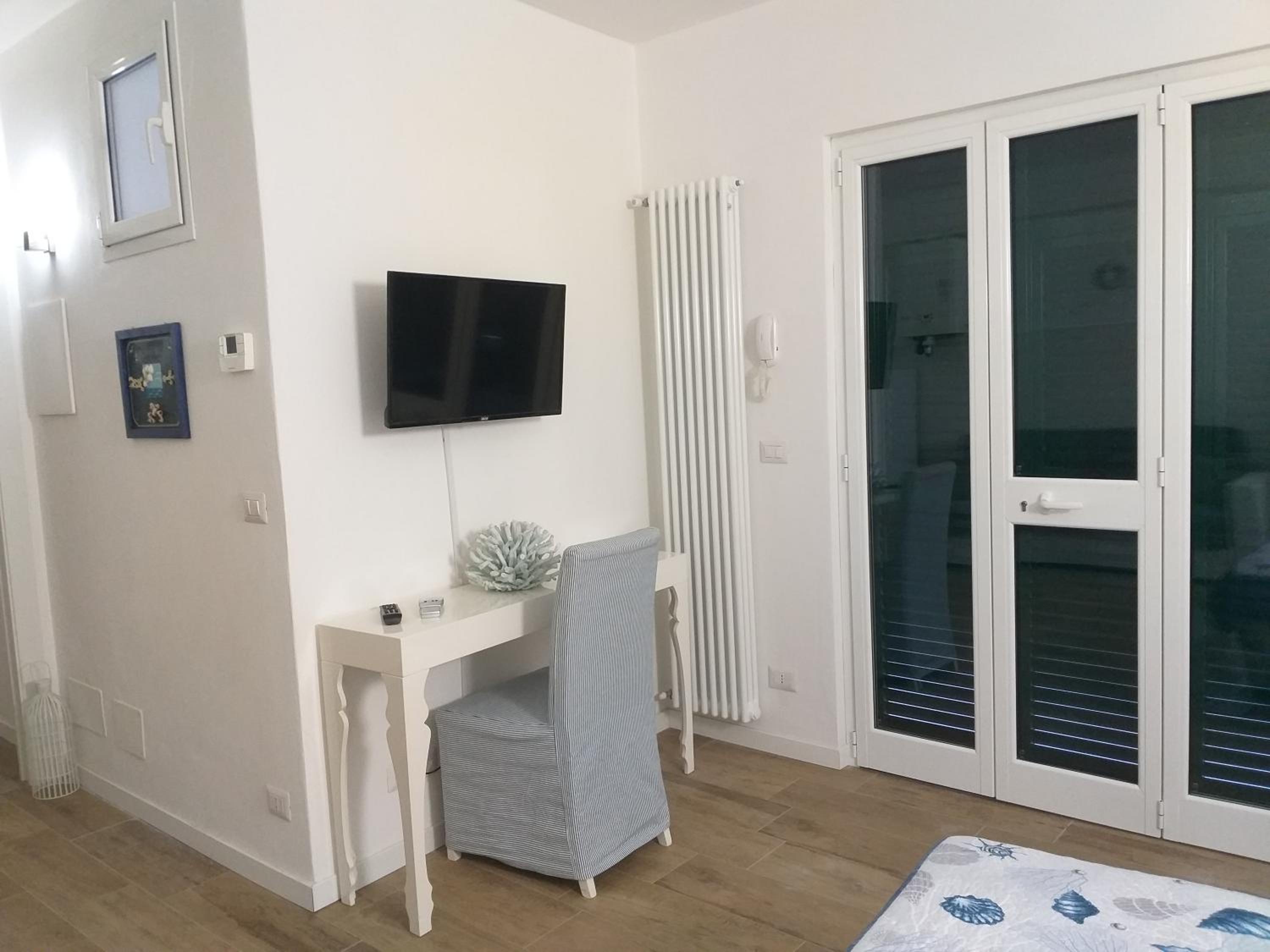 Deluxe Room (2 Adults + 1 Child) - Photo 12