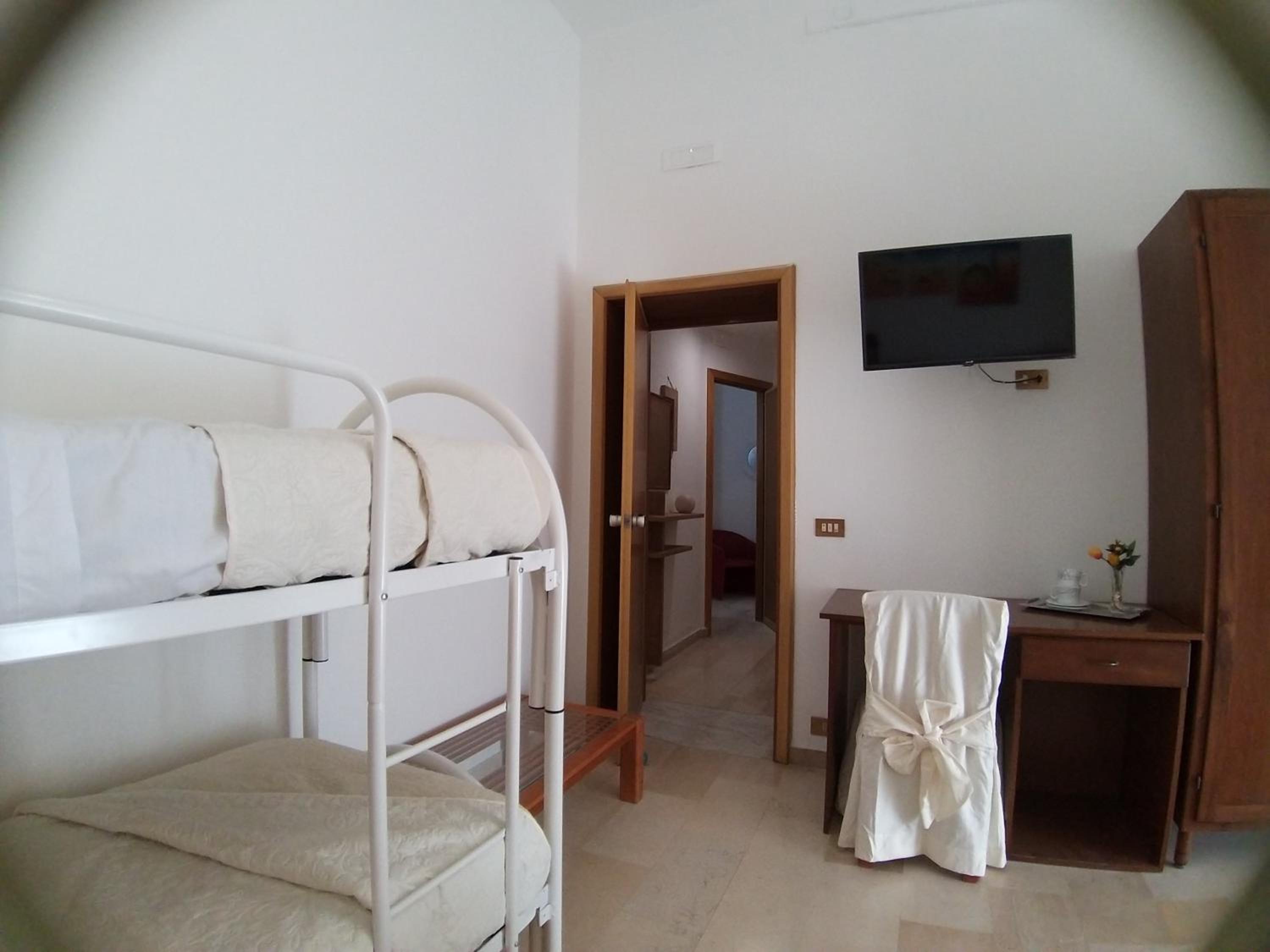 Suite with Balcony - Photo 4