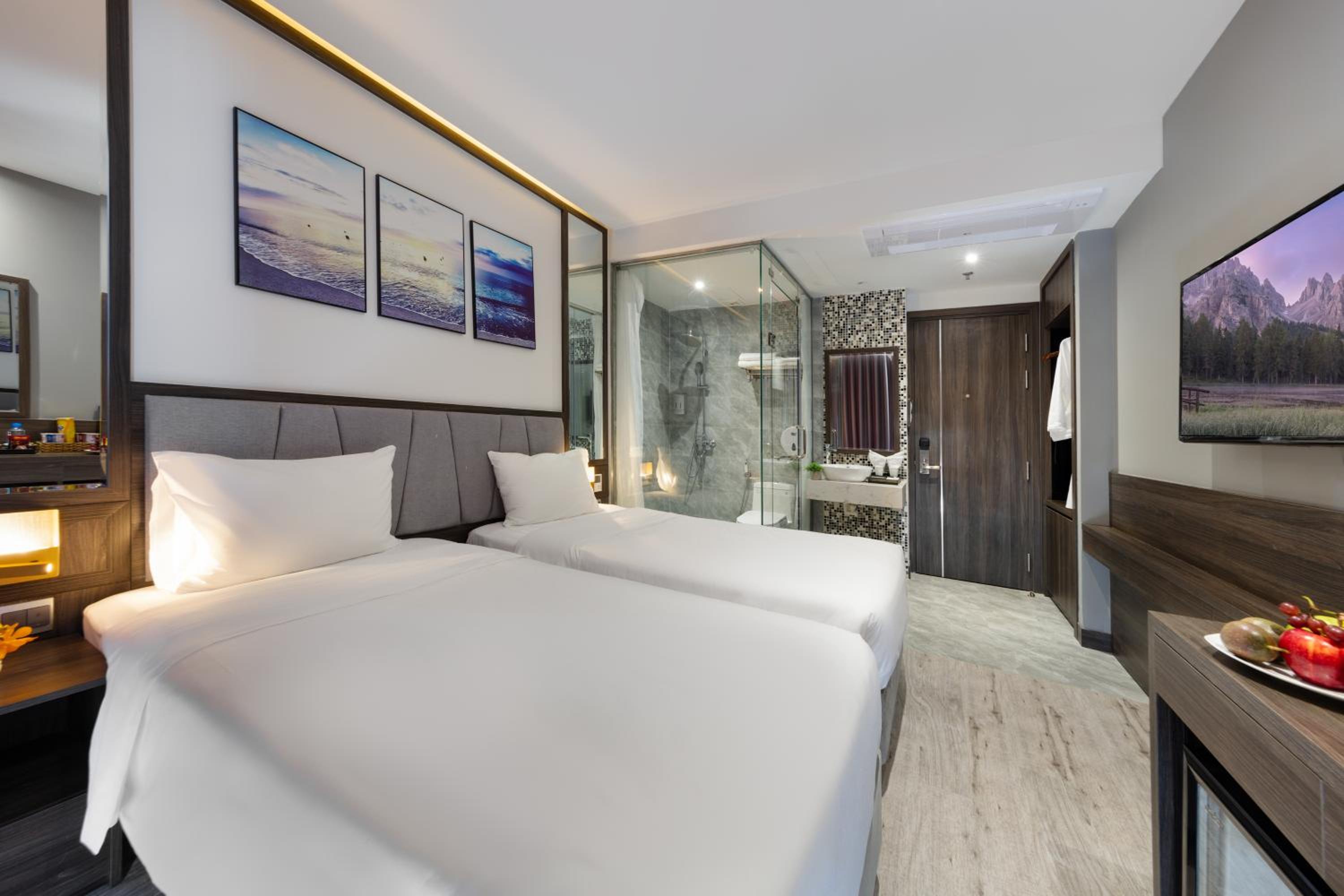 Deluxe Double or Twin Room with City View - Photo 9