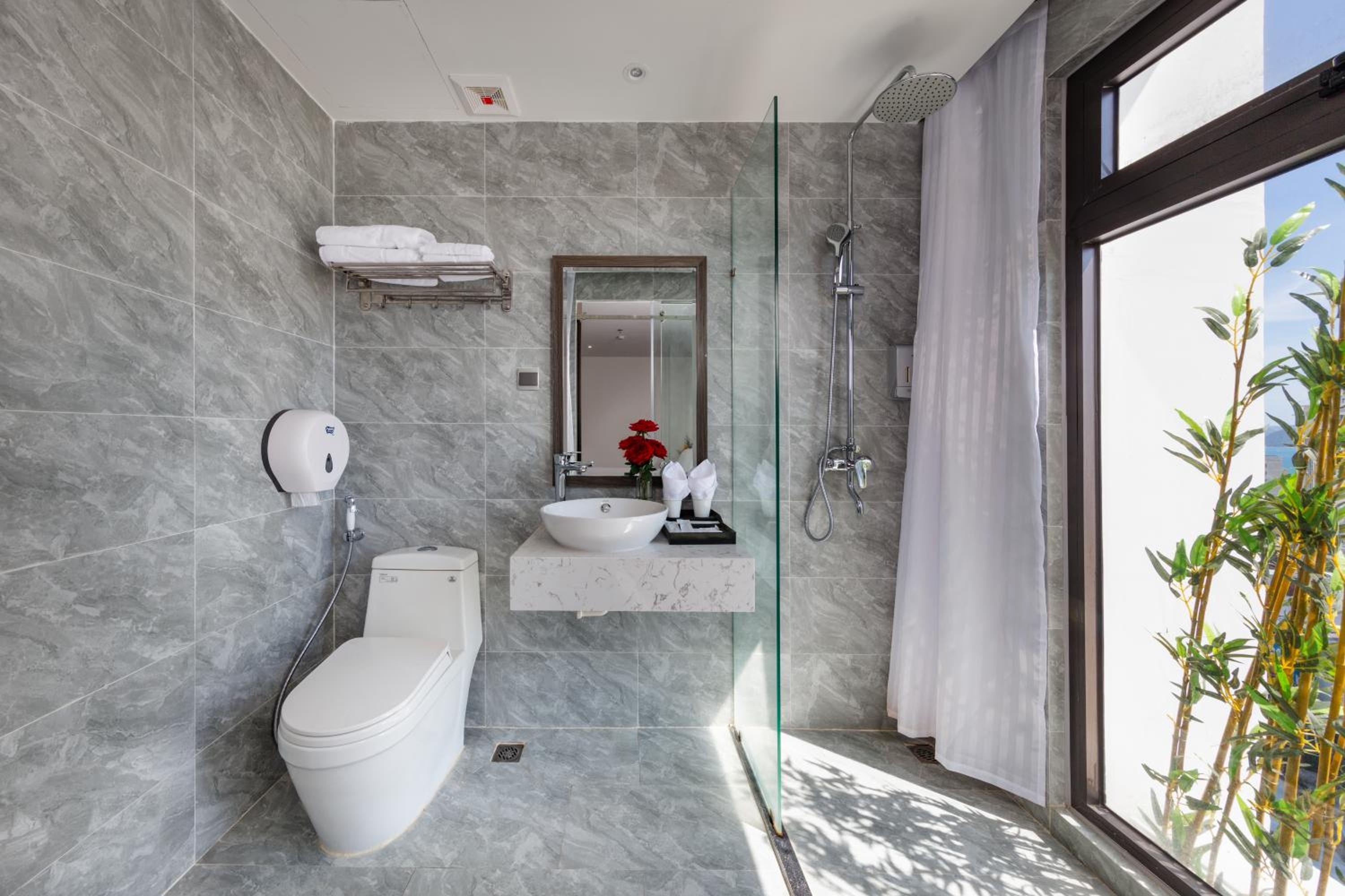 Deluxe Double or Twin Room with City View - Photo 17