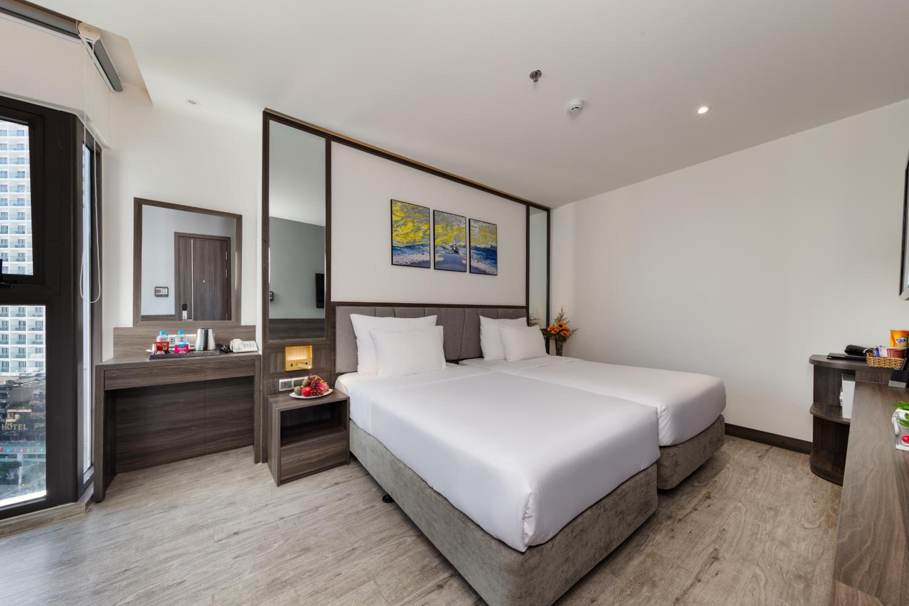Deluxe Double or Twin Room with City View - Photo 12