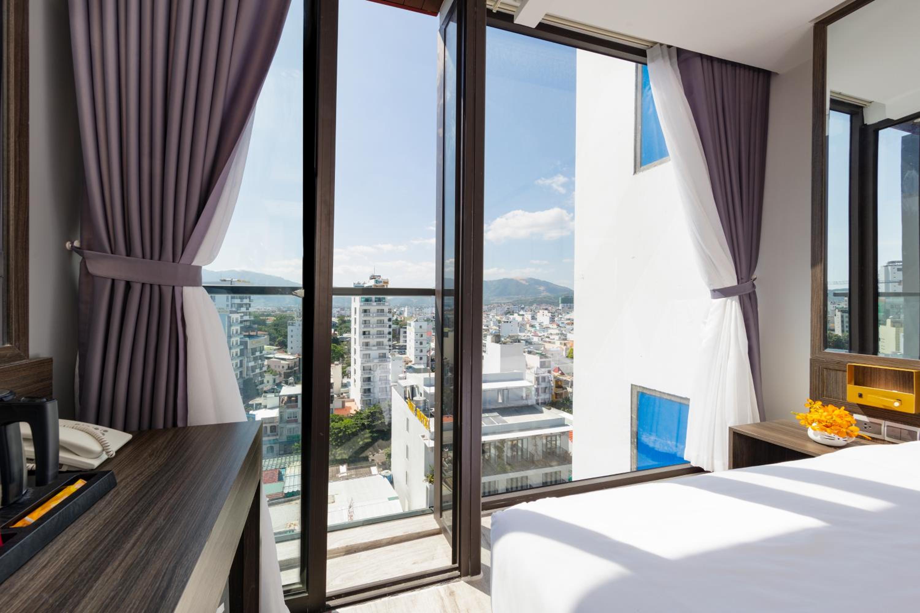 Deluxe Double or Twin Room with City View - Photo 3