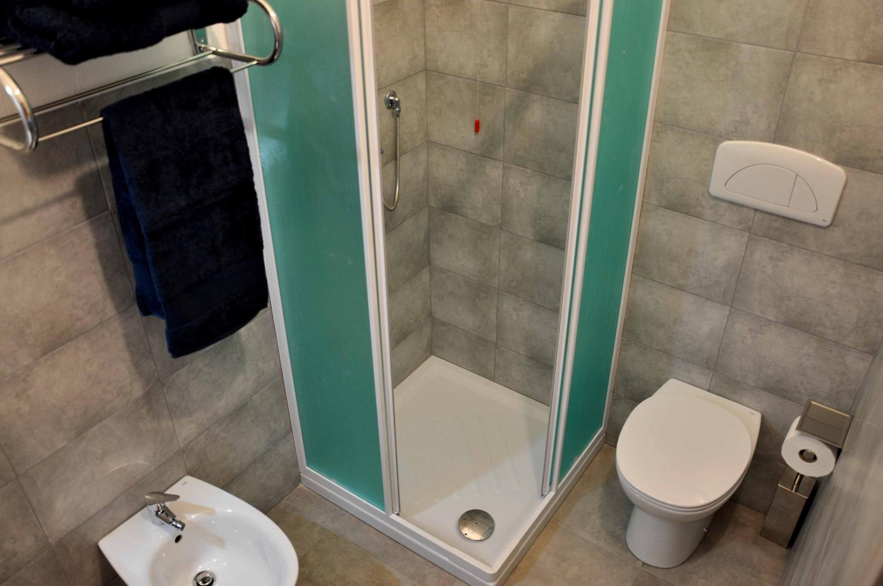 Twin Room with Private Bathroom - Photo 5