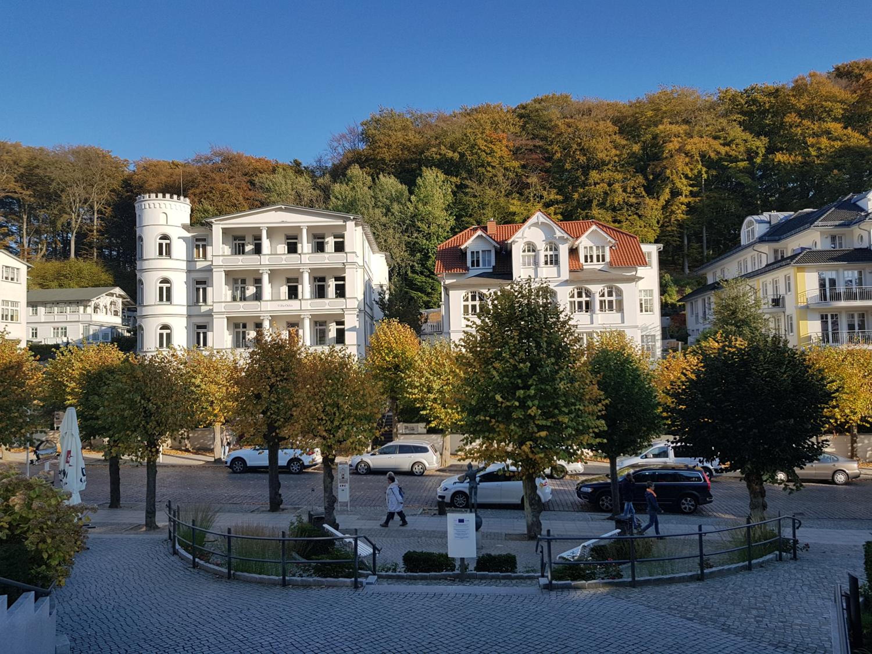 Apartment with Lake View - Photo 26