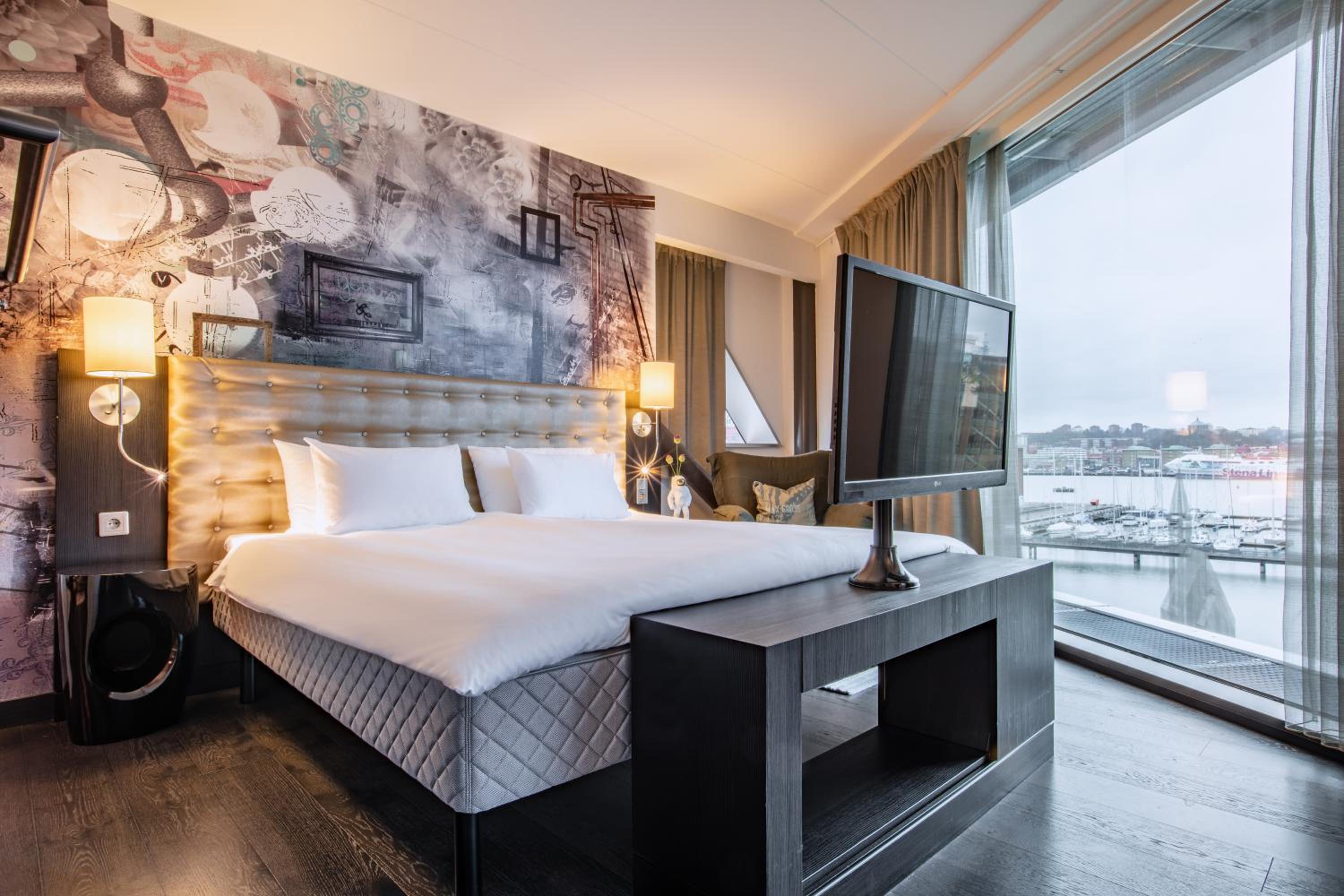 Suite with River View thumbnail 6