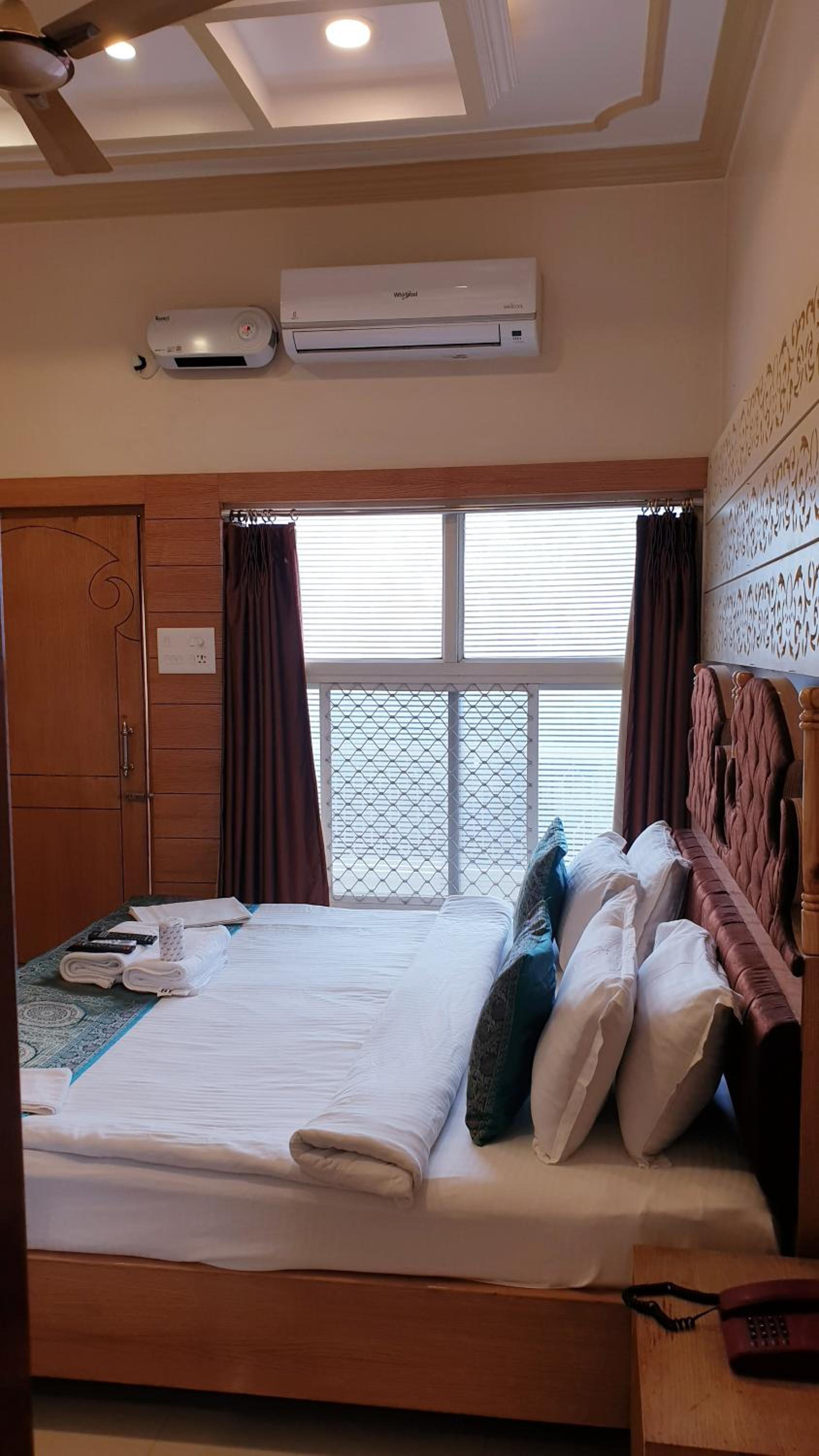 Deluxe Double Bed City View - Photo 23