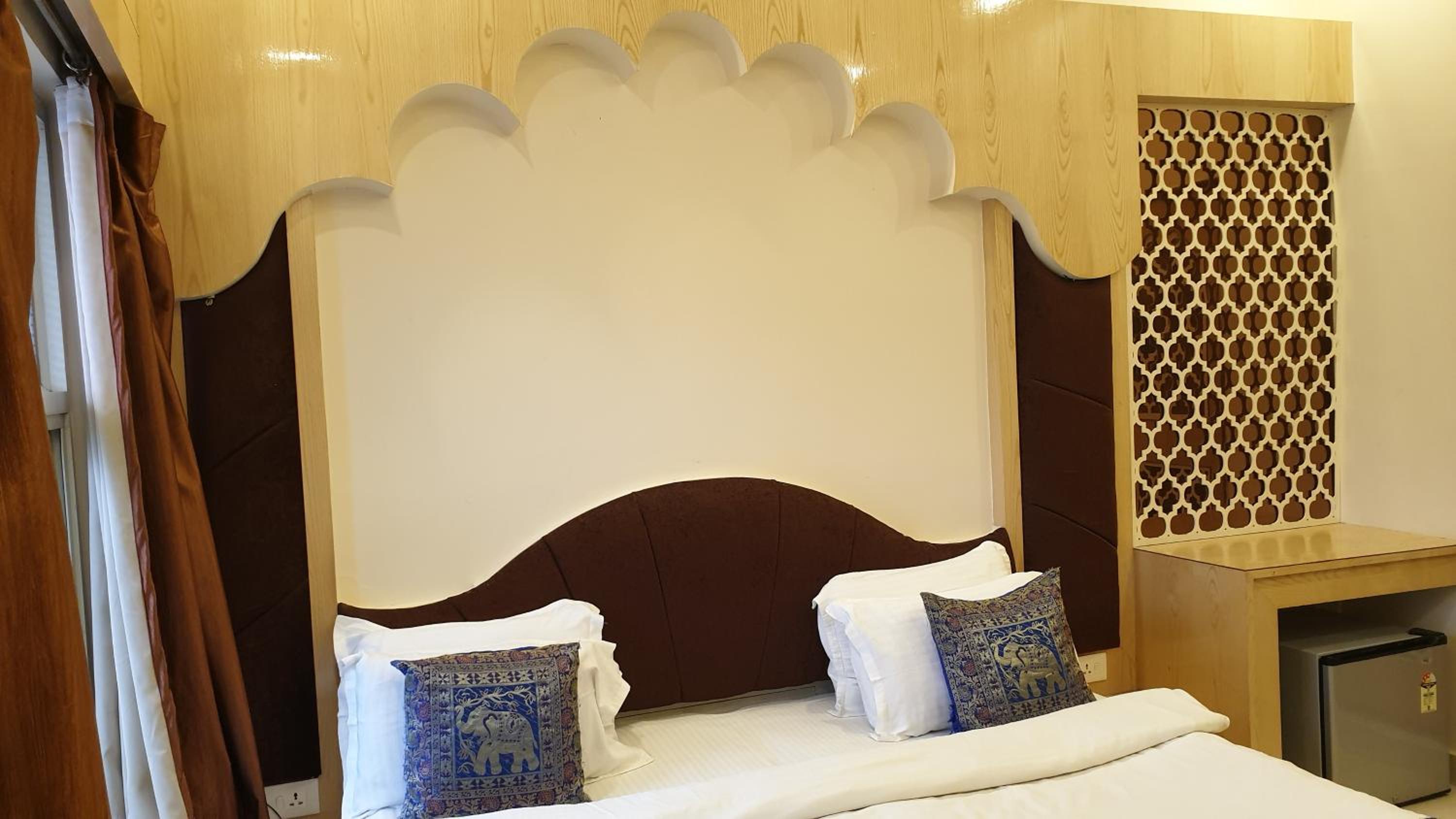 Deluxe Double Bed City View - Photo 19