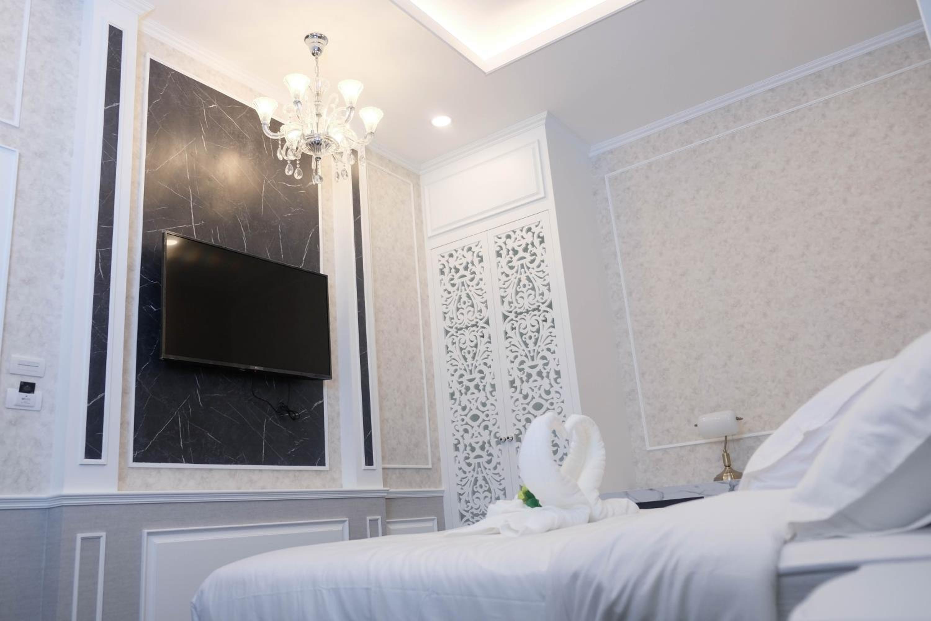 Honeymoon Suite - Photo 3