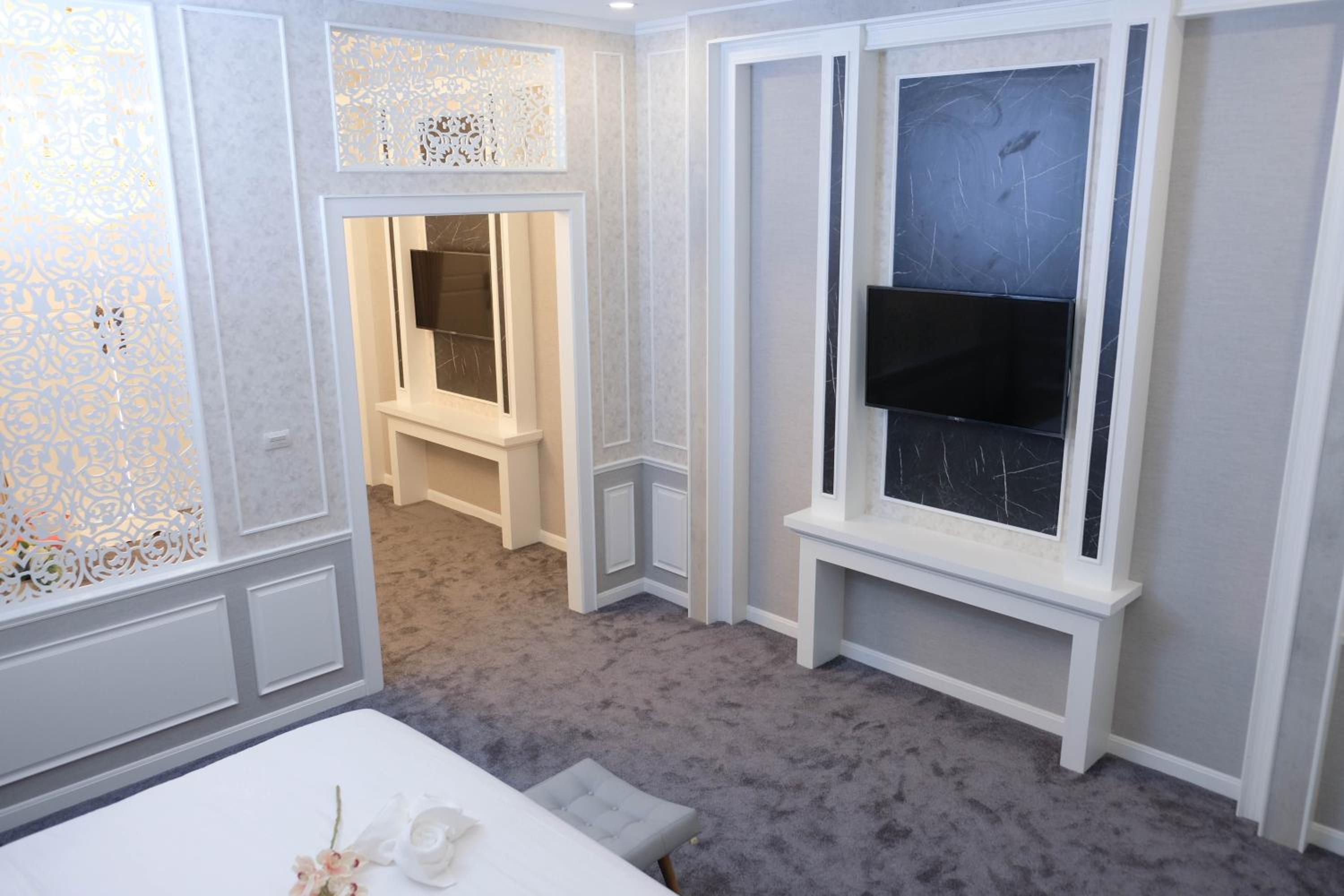 Honeymoon Suite - Photo 4