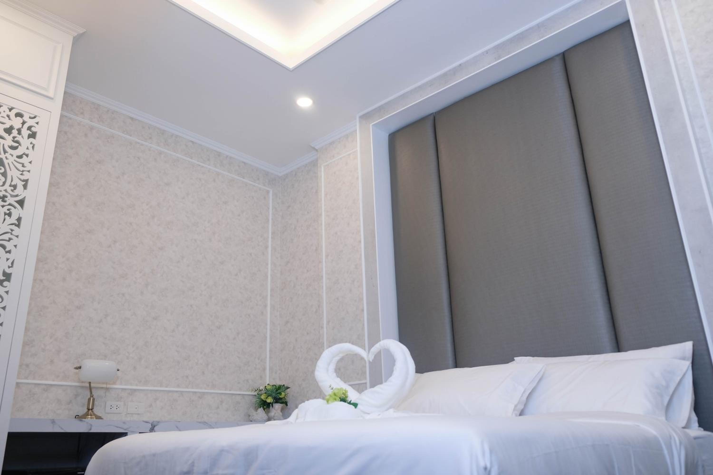 Honeymoon Suite - Photo 5