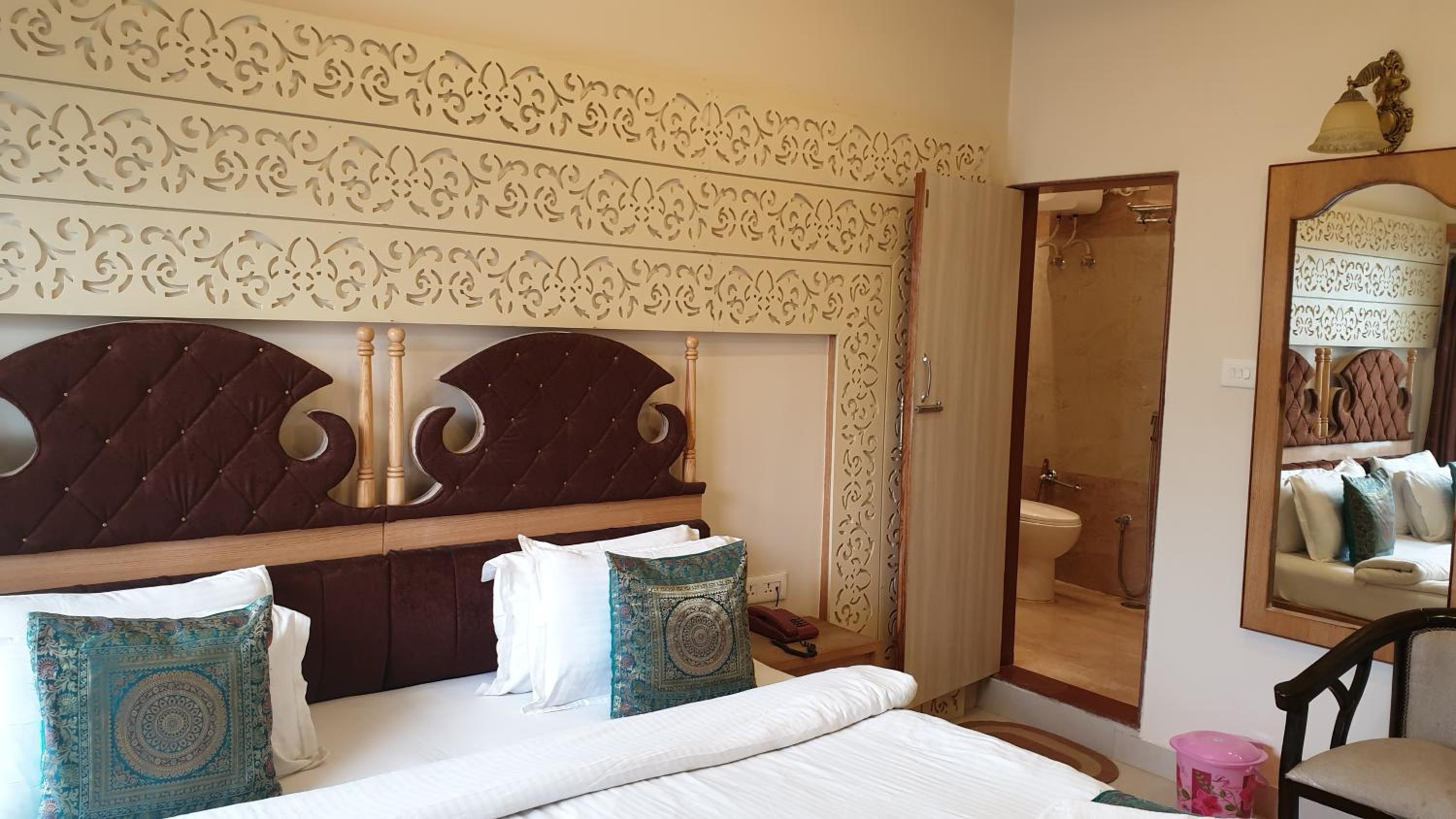 Deluxe Double Bed City View - Photo 26