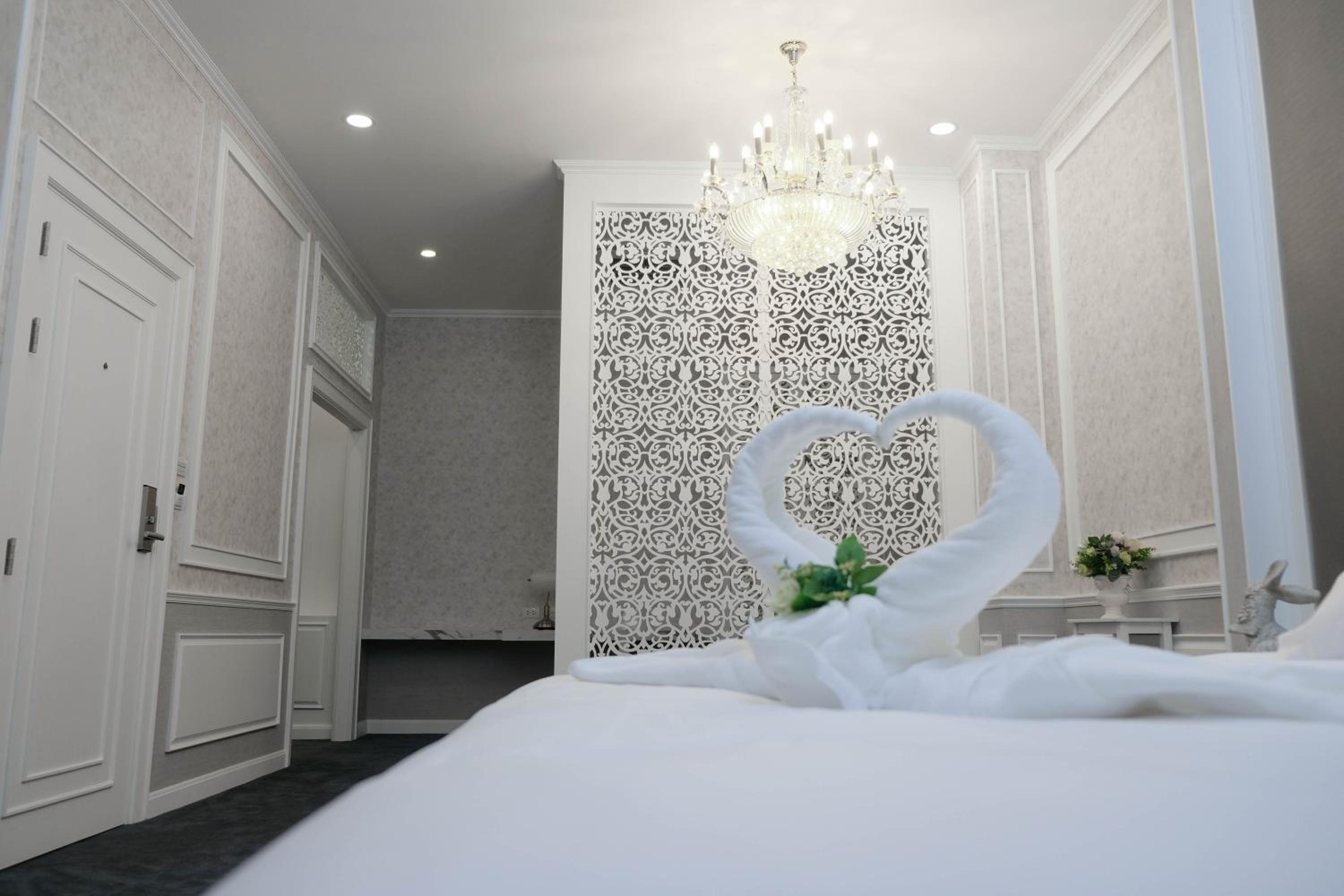 Suite  - Photo 1