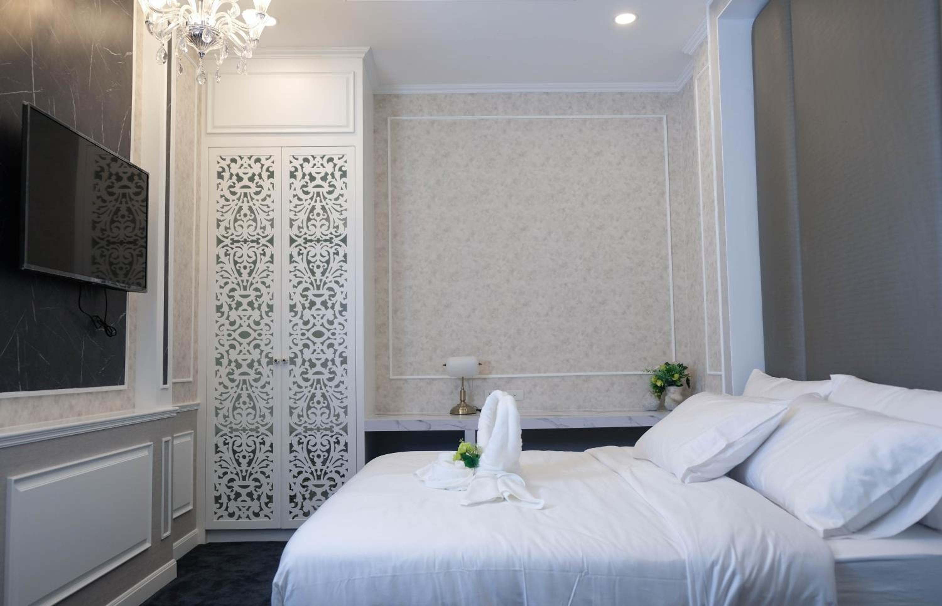 Honeymoon Suite - Photo 9