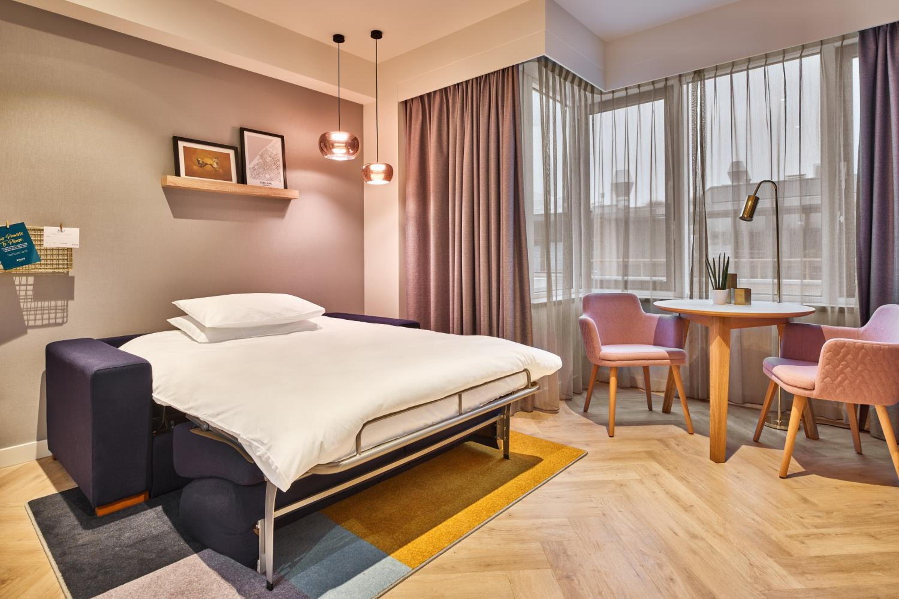 One-Bedroom King Suite with Sofa Bed photo 2