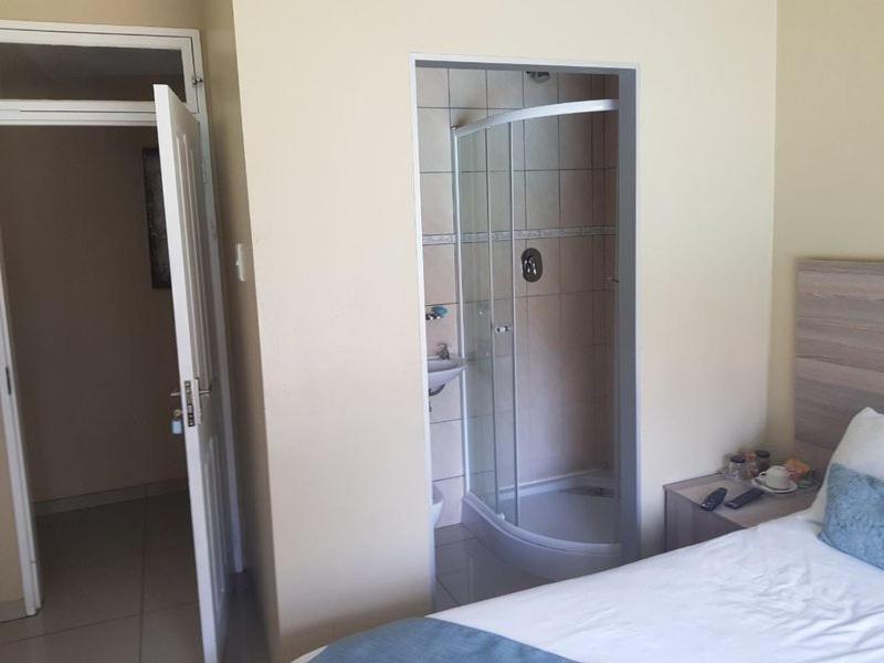 Standard Double Room - Photo 5