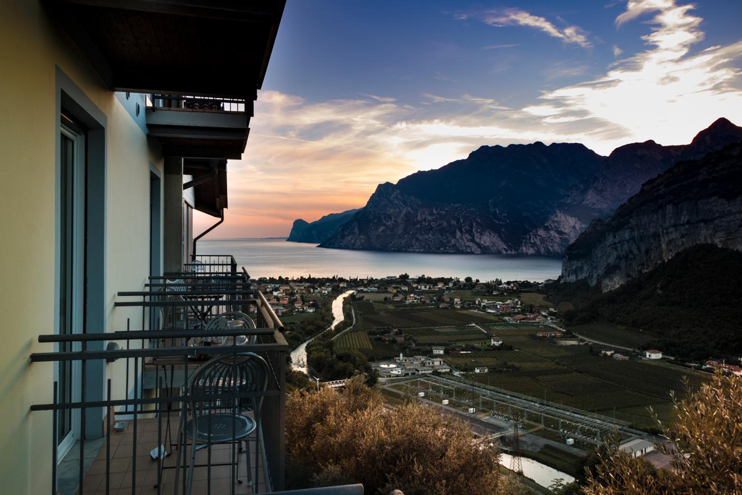 Double Room with Lake View - Photo 2