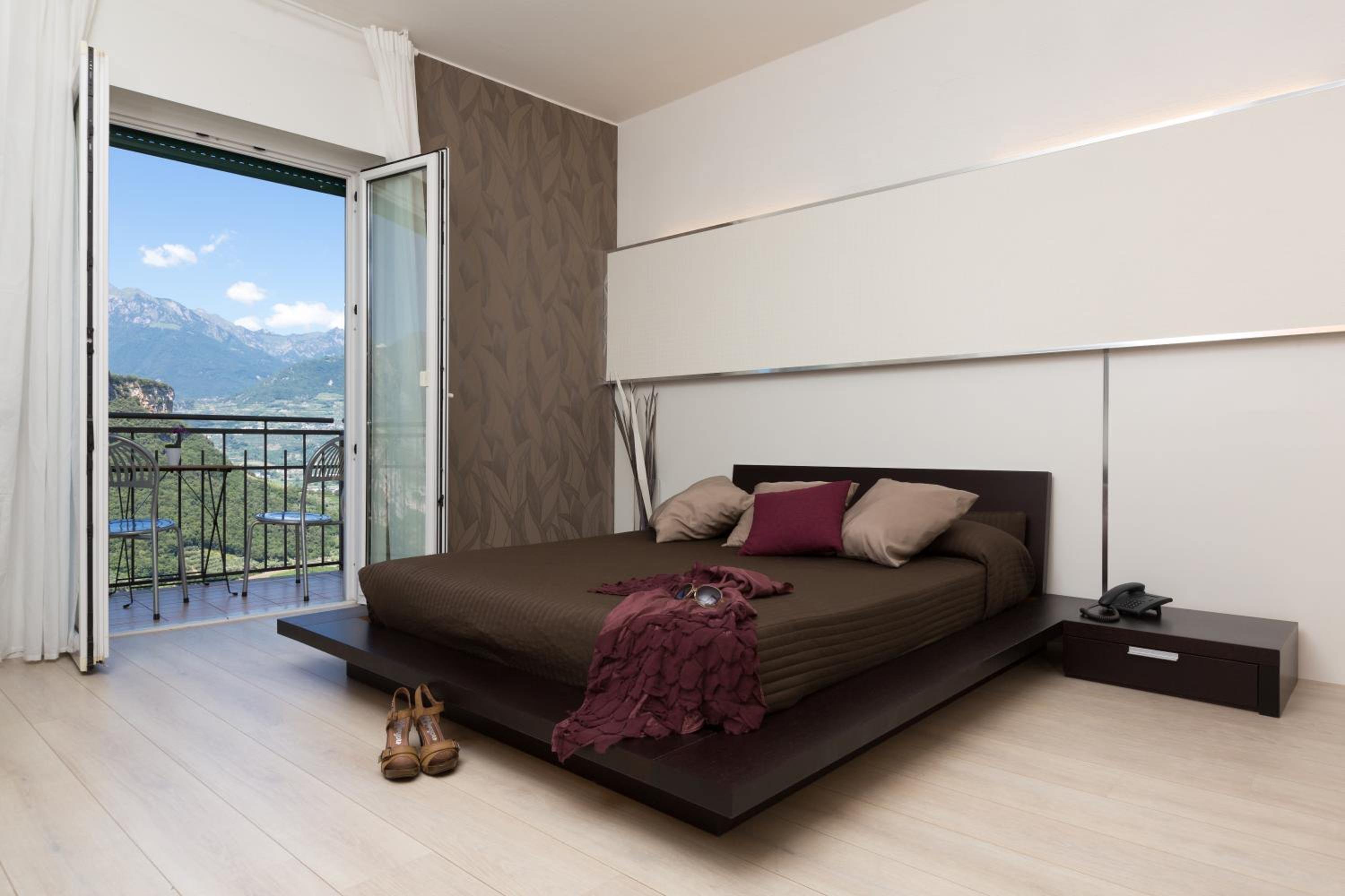 Deluxe Room with Lake View from Balcony