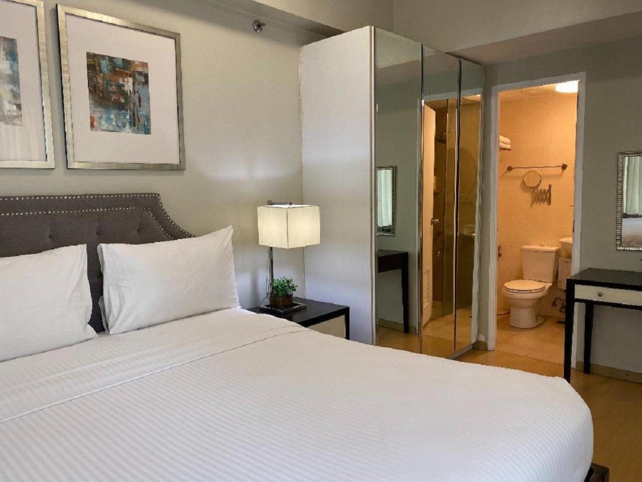 Deluxe Queen Suite
