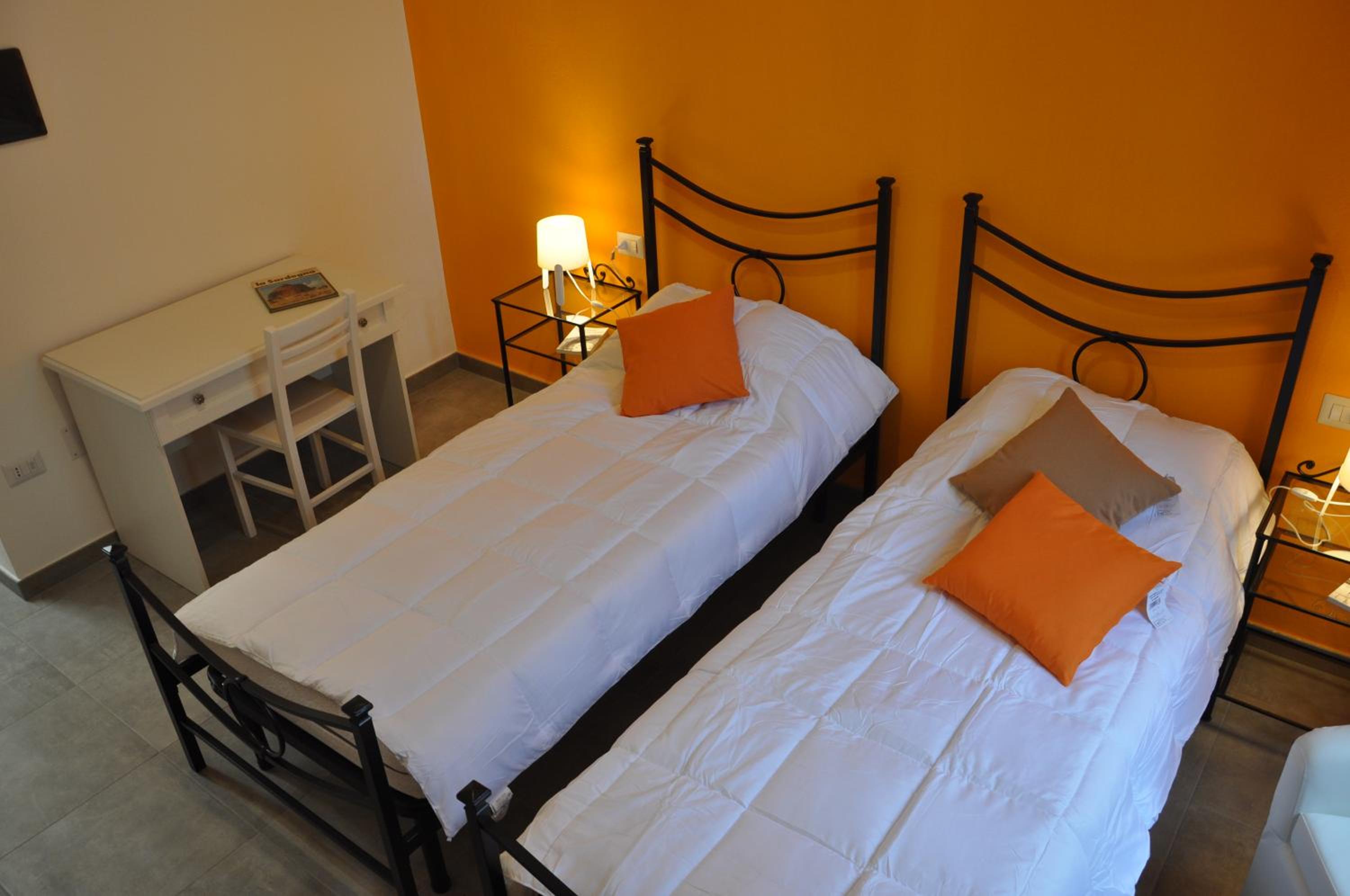 Twin Room with Private Bathroom - Photo 3