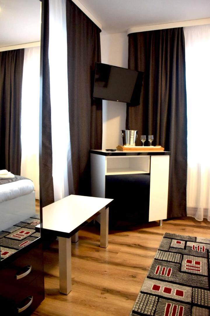 Double Room - Photo 3