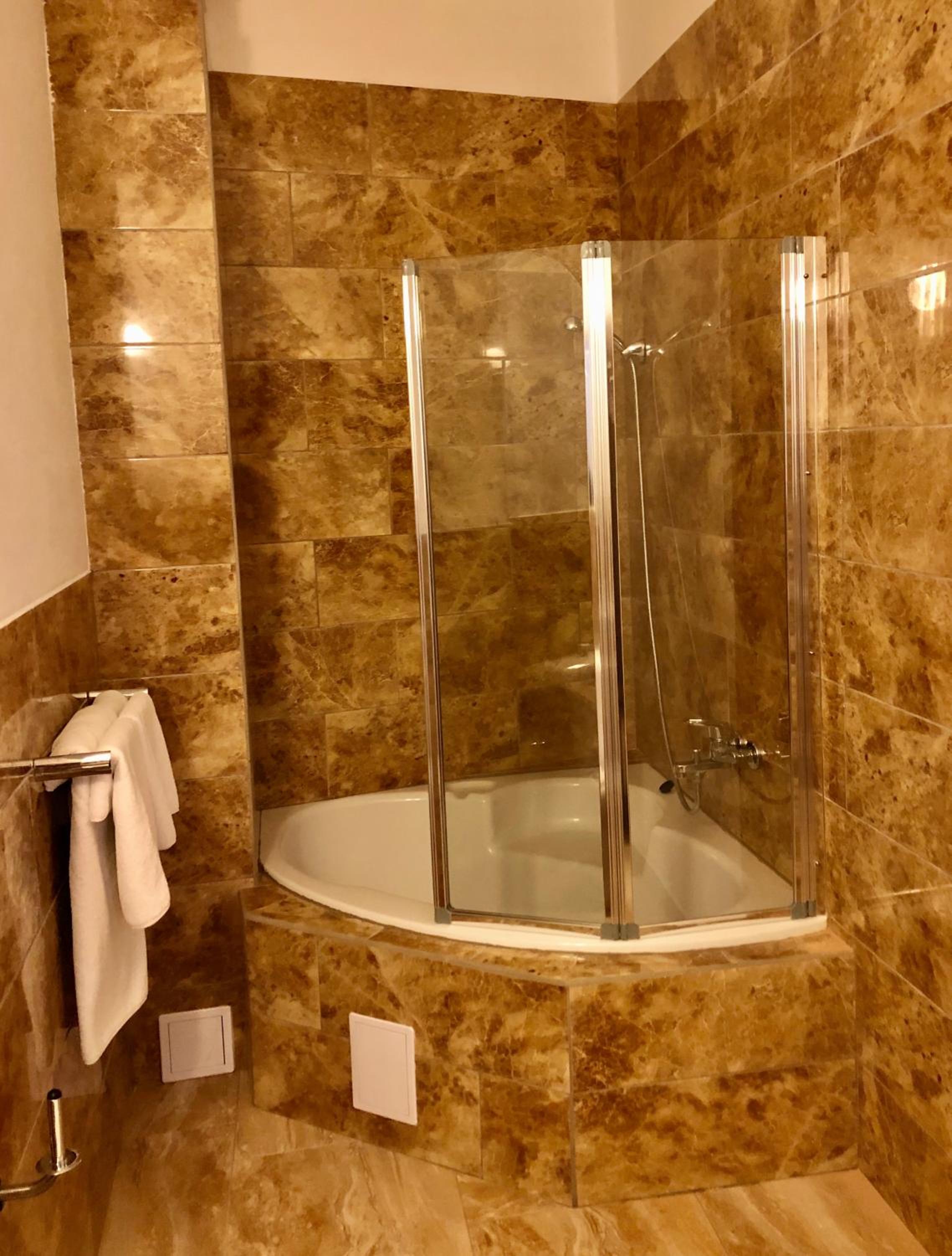 Standard Double Room with 2 Extra Beds - Photo 7