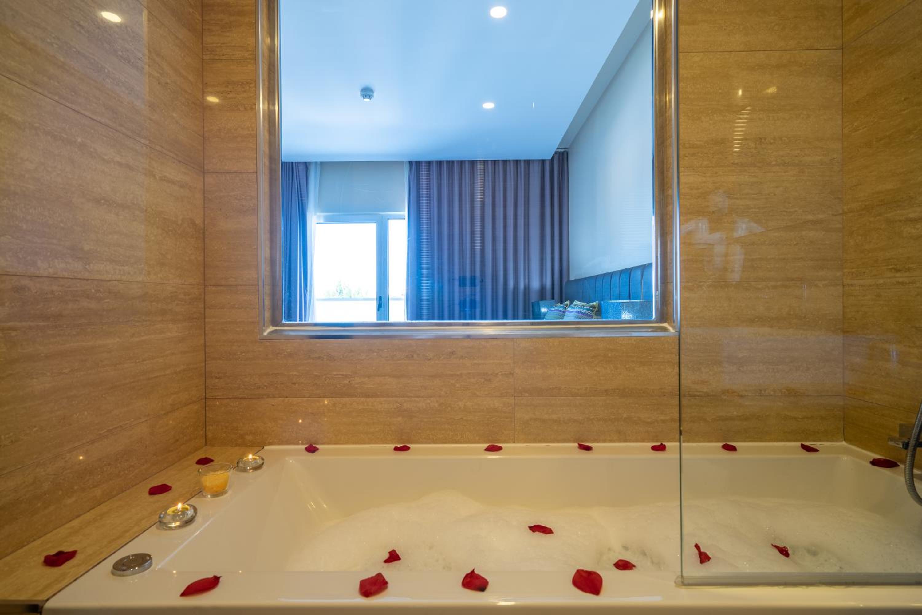  Romantic Package - Superior Double Room With Spa Bath  - Photo 2