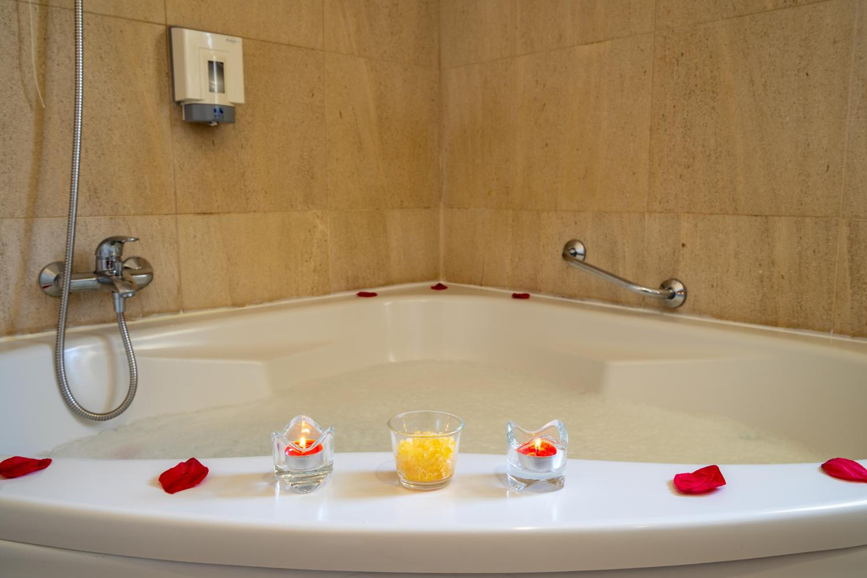  Romantic Package - Superior Double Room With Spa Bath  - Photo 4