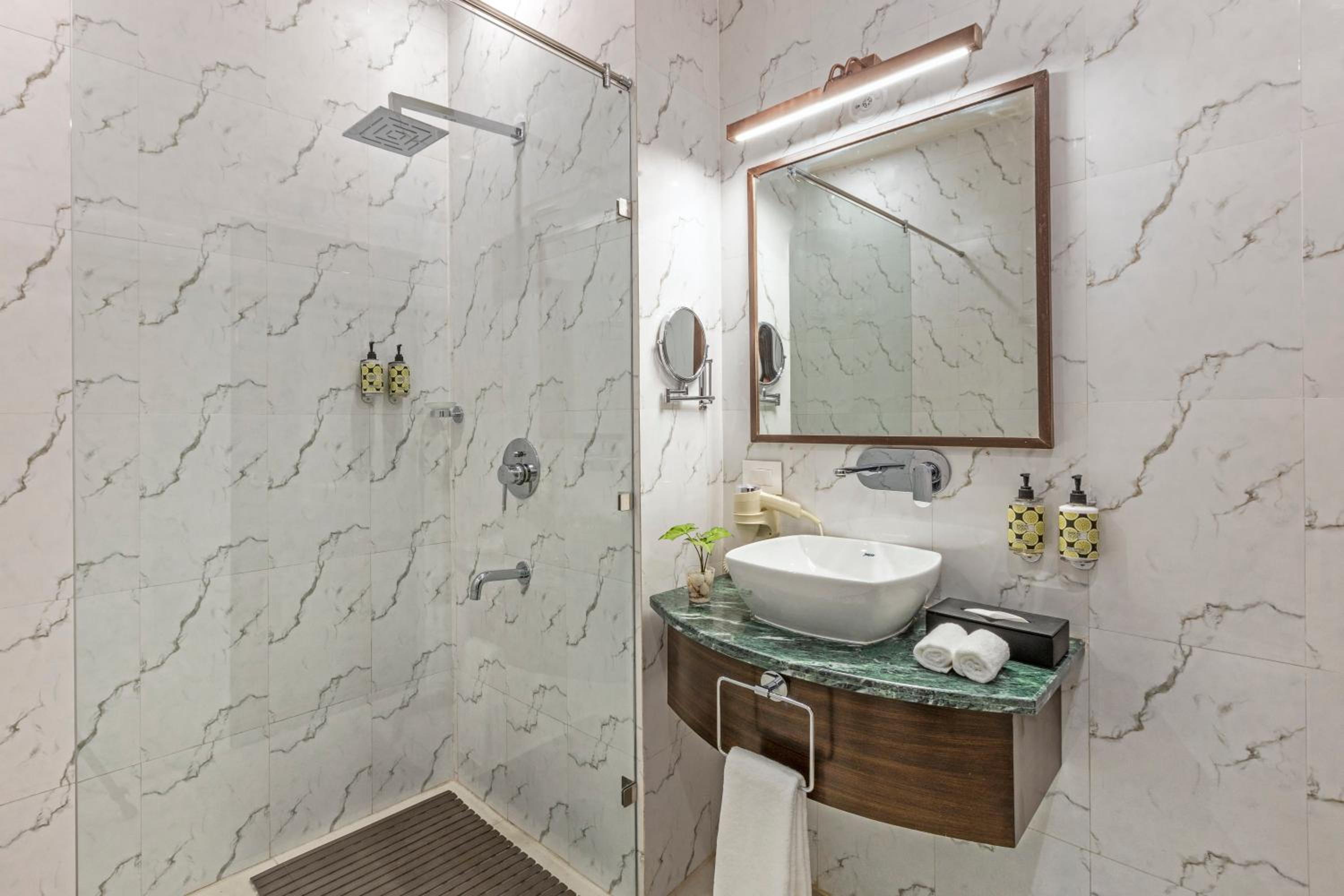 Superior King Room with 20% off on session of SPA, Welcome Drink on arrival - Photo 2